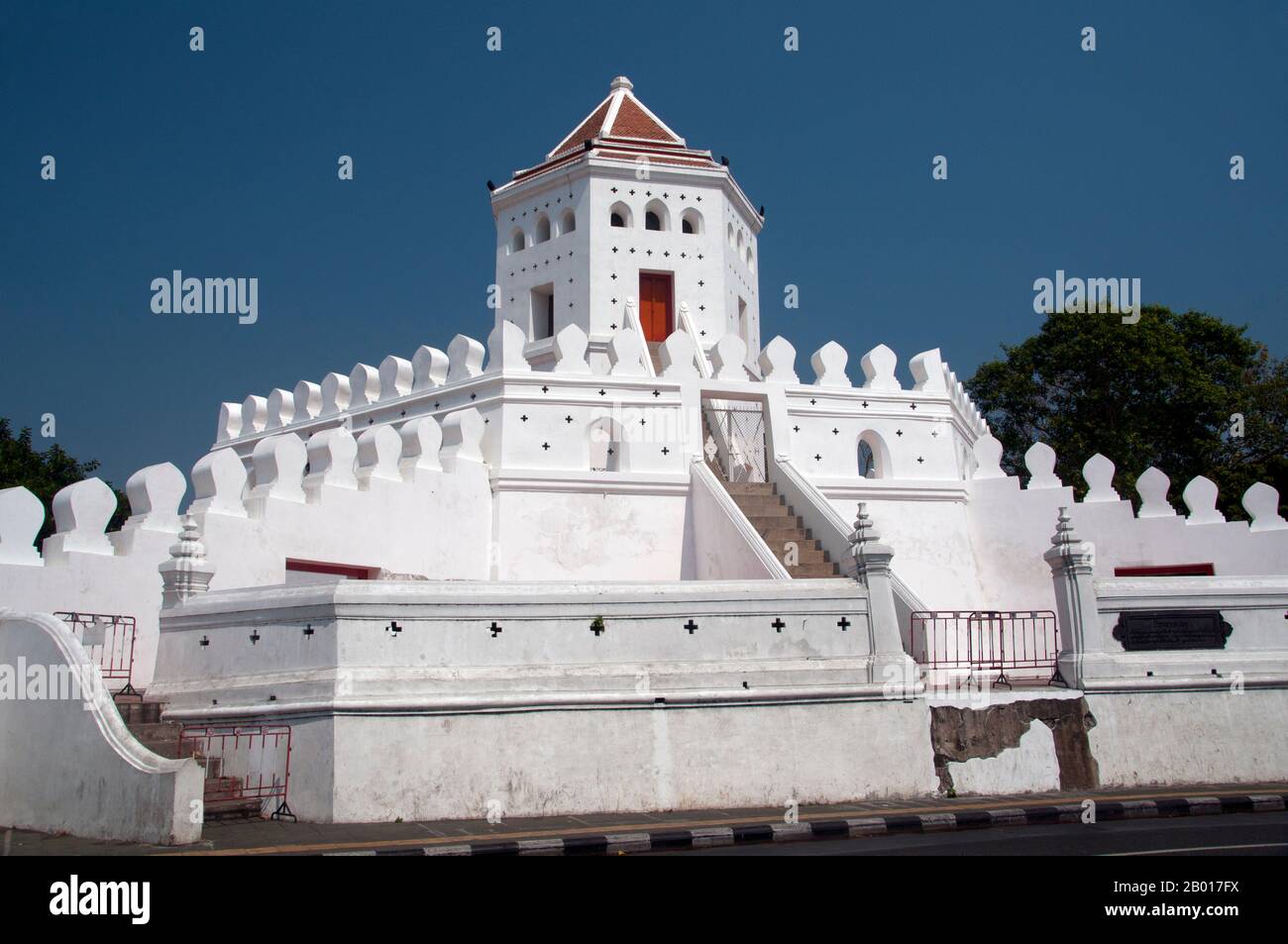 Thailand: Phra Sumen Fort, Santichaiprakarn Park, Banglamphu, Bangkok. Das Phra Sumen Fort wurde 1783 während der Herrschaft von König Buddha Yodfa Chulaloke (Rama I) errichtet. Es ist eine von 14 Festungen, die Bangkok einst schützten. Heute überleben nur zwei, Phra Sumen Fort und Fort Mahakan. Stockfoto