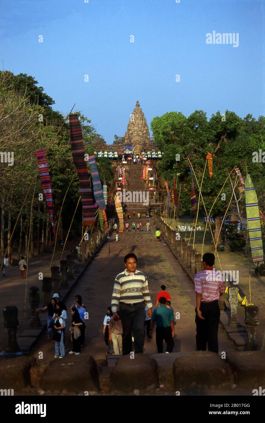 Thailand: Naga-köpfige Steintreppe, Prasat hin Phanom rung (Phanom rung Stone Castle), Provinz Buriram, Nordost-Thailand. Phanom rung ist ein Khmer-Tempelkomplex am Rand eines erloschenen Vulkans auf 1.320 Fuß über dem Meeresspiegel in der Provinz Buriram in der Isaan-Region Thailands. Es wurde in den 10th bis 13th Jahrhunderten aus Sandstein und Laterit erbaut. Es war ein Hindu-Schrein, der Shiva gewidmet ist und symbolisiert den Berg Kailash, seine himmlische Wohnung. Stockfoto
