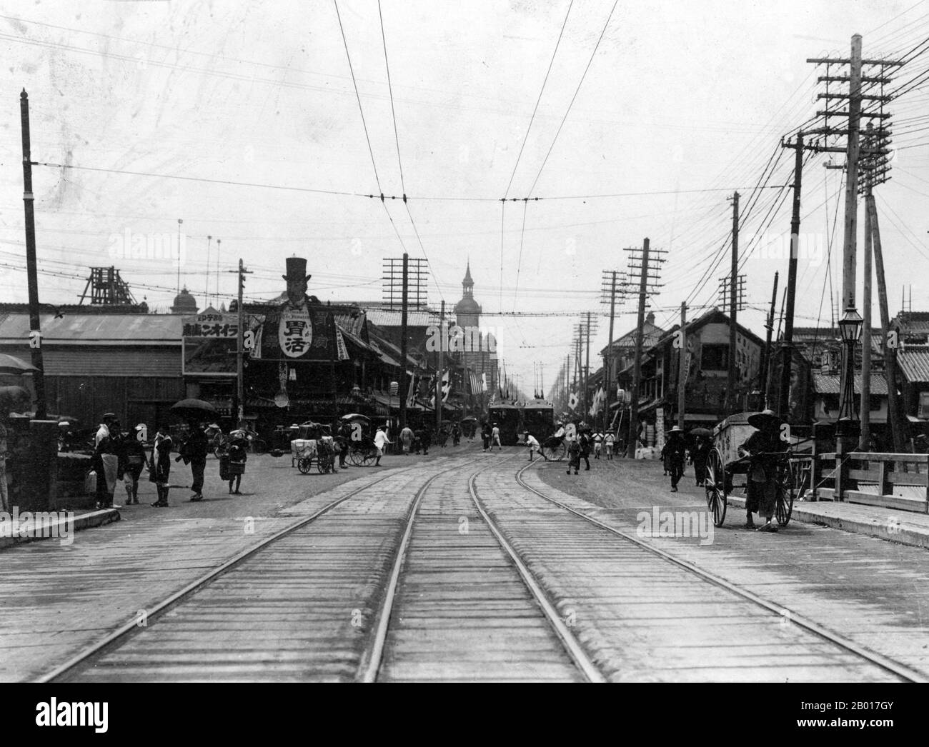 Japan: Eine Tokyo Street scene, c. 1905. Straßenbahnlinien und Rikschas in einem Vorort von Tokio. Stockfoto