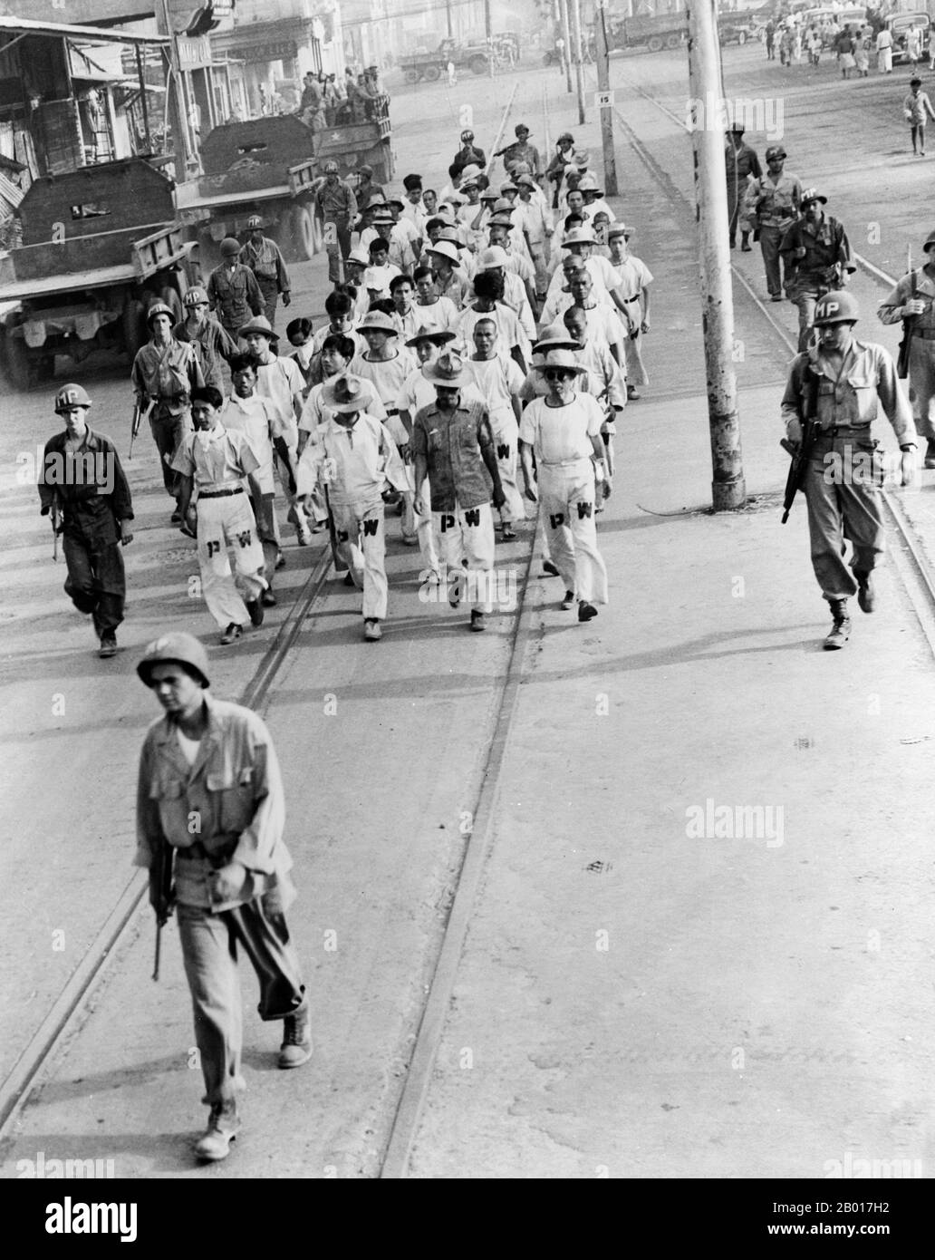 Philippinen: Japanische Kriegsgefangene unter amerikanischer militärischer Aufsicht, 1945. Japanische Kriegsgefangene, die nach der Schlacht von Manila im Jahr 1945 bei der massiven Säuberung halfen. Stockfoto