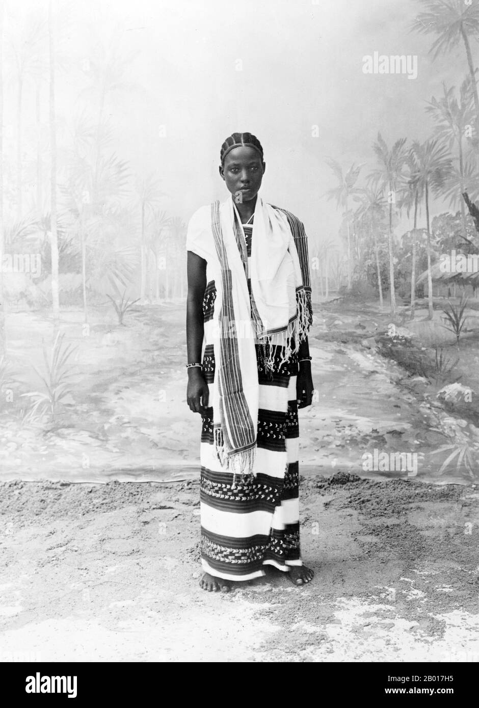 Tansania: Eine junge Suaheli-Frau in dar es Salaam, c. 1900. Ende des 19th. Jahrhunderts eroberte das kaiserliche Deutschland die Regionen, die heute Tansania (ohne Sansibar), Ruanda und Burundi sind, und verband sie in Deutsch-Ostafrika. Während des Ersten Weltkriegs wurde ein Eindringversuch der Briten durch den deutschen General Paul von Lettow-Vorbeck vereitelt, der dann einen langwierigen Guerillafeldzug gegen die Briten aufnahm. Die Abkommen nach dem Ersten Weltkrieg und die Charta des Völkerbundes bezeichneten das Gebiet als britisches Mandat, mit Ausnahme eines kleinen Gebiets im Nordwesten, das an Belgien abgetreten wurde. Stockfoto