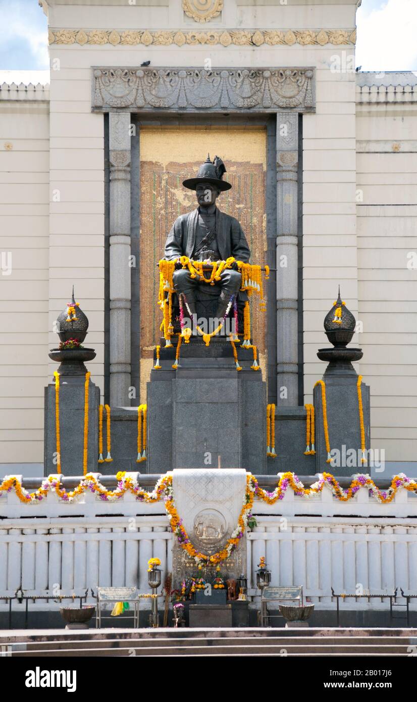 Thailand: King Rama I Monument an der Memorial Bridge, Bangkok. Phra bat Somdet Phra Poramintharamaha Chakri Borommanat Phra Buddha Yodfa Chulaloke, posthum 'der große' oder Rama I (20. März 1736 – 7. September 1809), war der Gründer und der erste Monarch des regierenden Hauses von Chakri von Siam (heute Thailand). 1782 bestieg er den Thron, nachdem er eine Rebellion besiegt hatte, die König Taksin von Thonburi abgesetzt hatte. Er wurde auch als Gründer von Rattanakosin (heute Bangkok) als neue Hauptstadt des wiedervereinigten Königreichs gefeiert. Rama Ich wurde im Königreich Ayutthaya geboren. Stockfoto