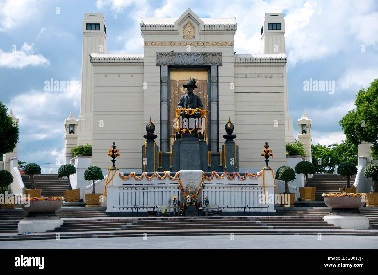 Thailand: King Rama I Monument an der Memorial Bridge, Bangkok. Phra bat Somdet Phra Poramintharamaha Chakri Borommanat Phra Buddha Yodfa Chulaloke, posthum 'der große' oder Rama I (20. März 1736 – 7. September 1809), war der Gründer und der erste Monarch des regierenden Hauses von Chakri von Siam (heute Thailand). 1782 bestieg er den Thron, nachdem er eine Rebellion besiegt hatte, die König Taksin von Thonburi abgesetzt hatte. Er wurde auch als Gründer von Rattanakosin (heute Bangkok) als neue Hauptstadt des wiedervereinigten Königreichs gefeiert. Rama Ich wurde im Königreich Ayutthaya geboren. Stockfoto