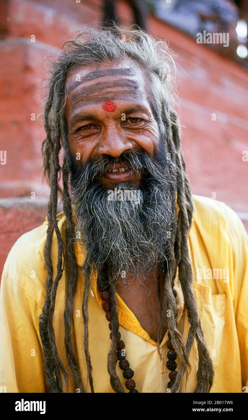 Nepal: Sadhu, Kathmandu. Sie sind, verschiedentlich, als Sadhus (Heilige oder 'gute'), Yogis (asketische Praktizierende) bekannt, Fakiren (asketischer Sucher nach der Wahrheit) und Sannyasine (wandernde Bettelmönchen und Asketen). Sie sind die asketischen – und oft exzentrischen – Praktizierenden einer strengen Form des Hinduismus. Geschworen, irdische Wünsche abzuwerfen, entscheiden sich manche dafür, als Anchoriten in der Wildnis zu leben. Andere sind weniger pensioniert, vor allem in den Städten und Tempeln des nepalesischen Kathmandu-Tals. Stockfoto
