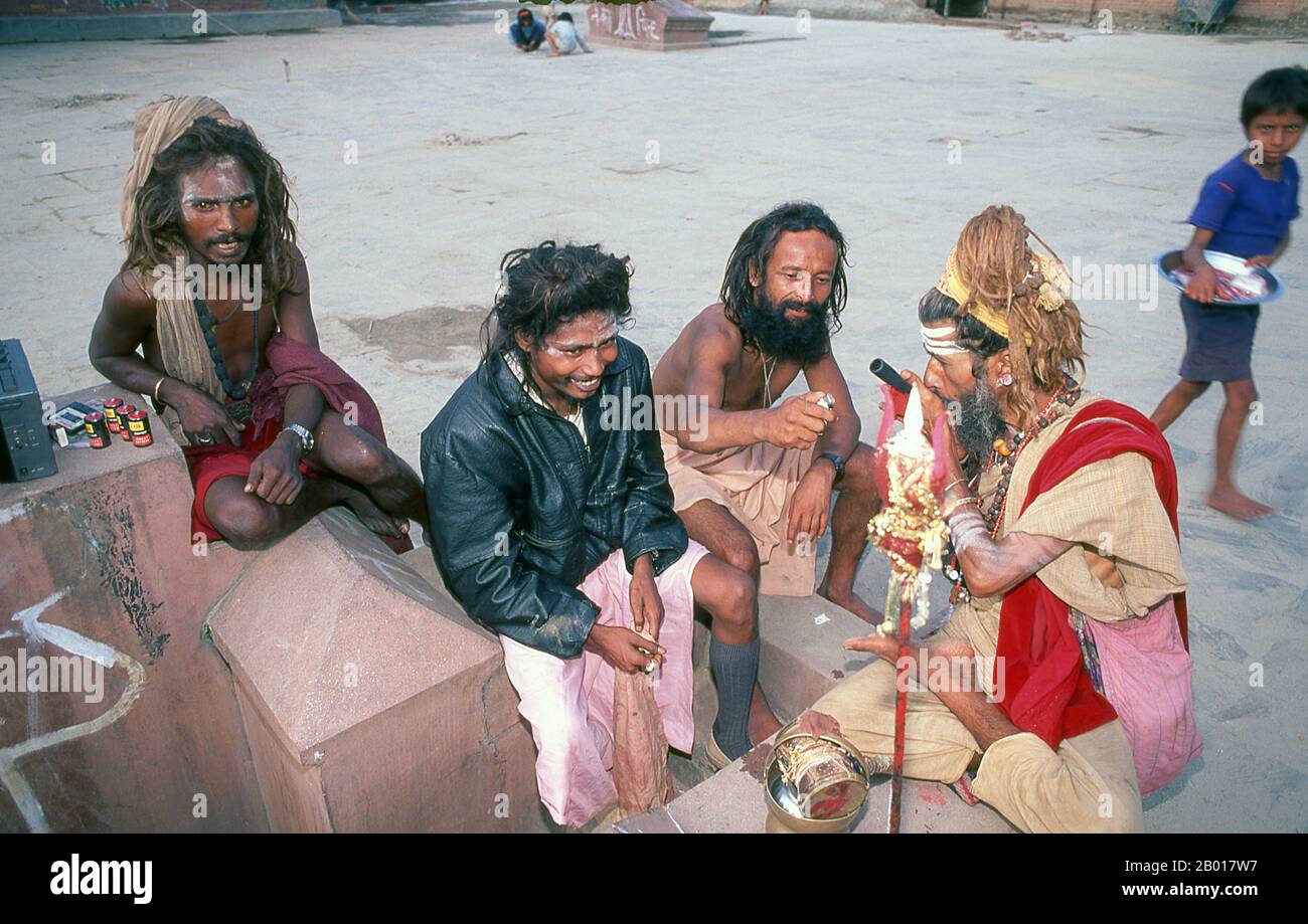 Nepal: Sadhus raucht Haschisch, Kathmandu. Sie sind, verschiedentlich, als Sadhus (Heilige oder 'gute'), Yogis (asketische Praktizierende) bekannt, Fakiren (asketischer Sucher nach der Wahrheit) und Sannyasine (wandernde Bettelmönchen und Asketen). Sie sind die asketischen – und oft exzentrischen – Praktizierenden einer strengen Form des Hinduismus. Geschworen, irdische Wünsche abzuwerfen, entscheiden sich manche dafür, als Anchoriten in der Wildnis zu leben. Andere sind weniger pensioniert, vor allem in den Städten und Tempeln des nepalesischen Kathmandu-Tals. Stockfoto