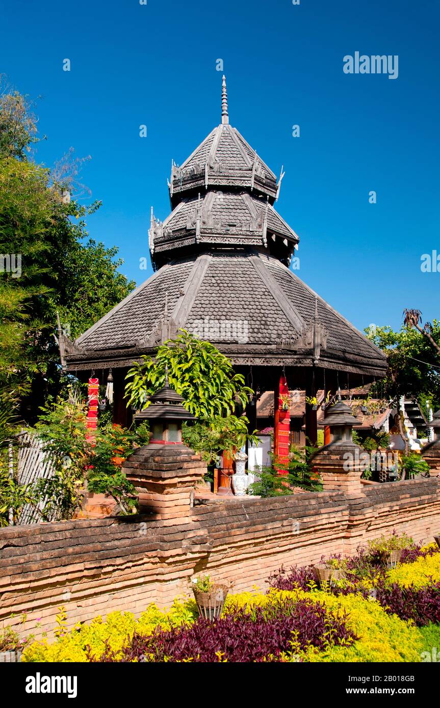 Thailand: Ein achteckiger Pavillon mit einer Statue der Königin Chiraprapha, Tochter von König Ket Chettharat, Wat Lok Moli, Chiang Mai. Wat Lok Moli oder ‘„Weltknoten“ wurde vermutlich von König Ku Na, dem König der Mangrai-Dynastie von 6th (1263–1578), gegründet, der zwischen 1367 und 1388 das Königreich Lanna von Chiang Mai aus regierte. Es war wahrscheinlich ein königlicher Tempel, da die Nordseite der Stadt zu der Zeit ein königlicher Bezirk war; sicherlich genoss das Heiligtum eine lange und enge Verbindung mit den Mangrai-Herrschern. Stockfoto