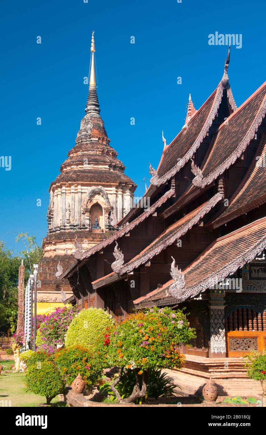 Thailand: Die Chedi und Viharn aus dem 16th. Jahrhundert im Wat Lok Moli, Chiang Mai. Wat Lok Moli oder ‘„Weltknoten“ wurde vermutlich von König Ku Na, dem König der Mangrai-Dynastie von 6th (1263–1578), gegründet, der zwischen 1367 und 1388 das Königreich Lanna von Chiang Mai aus regierte. Es war wahrscheinlich ein königlicher Tempel, da die Nordseite der Stadt zu der Zeit ein königlicher Bezirk war; sicherlich genoss das Heiligtum eine lange und enge Verbindung mit den Mangrai-Herrschern. Laut einer Mitteilung am südlichen Eingang des Tempels lud König Ku Na eine Gruppe von zehn Mönchen aus Burma ein, in Lok Moli zu leben. Stockfoto