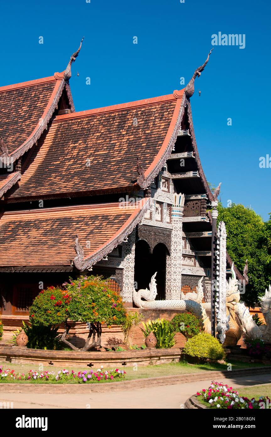 Thailand: Viharn im Wat Lok Moli, Chiang Mai. Wat Lok Moli oder ‘„Weltknoten“ wurde vermutlich von König Ku Na, dem König der Mangrai-Dynastie von 6th (1263–1578), gegründet, der zwischen 1367 und 1388 das Königreich Lanna von Chiang Mai aus regierte. Es war wahrscheinlich ein königlicher Tempel, da die Nordseite der Stadt zu der Zeit ein königlicher Bezirk war; sicherlich genoss das Heiligtum eine lange und enge Verbindung mit den Mangrai-Herrschern. Laut einer Mitteilung am südlichen Eingang des Tempels lud König Ku Na eine Gruppe von zehn Mönchen aus Burma ein, nach Lok Moli zu kommen und dort zu leben. Stockfoto