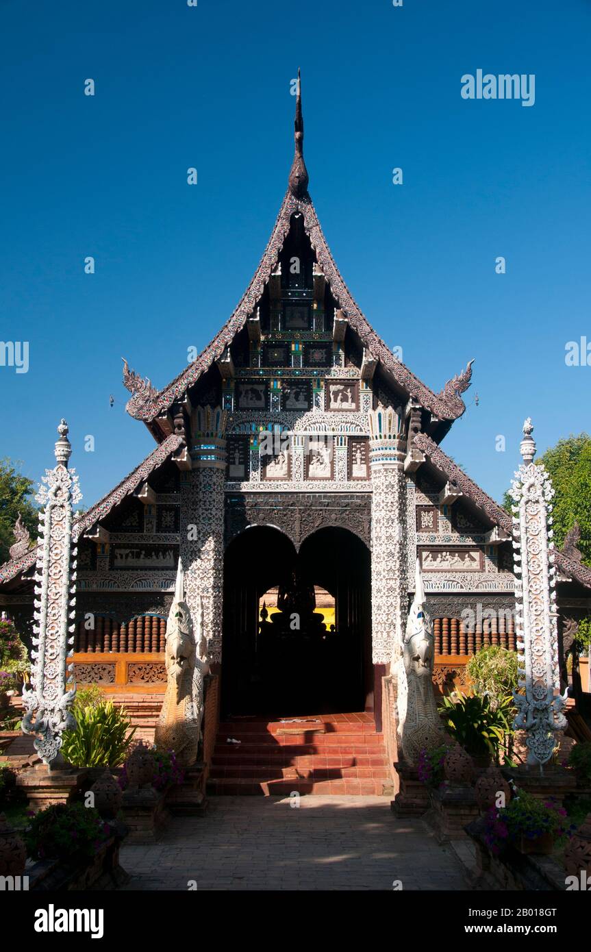 Thailand: Viharn im Wat Lok Moli, Chiang Mai. Wat Lok Moli oder ‘„Weltknoten“ wurde vermutlich von König Ku Na, dem König der Mangrai-Dynastie von 6th (1263–1578), gegründet, der zwischen 1367 und 1388 das Königreich Lanna von Chiang Mai aus regierte. Es war wahrscheinlich ein königlicher Tempel, da die Nordseite der Stadt zu der Zeit ein königlicher Bezirk war; sicherlich genoss das Heiligtum eine lange und enge Verbindung mit den Mangrai-Herrschern. Laut einer Mitteilung am südlichen Eingang des Tempels lud König Ku Na eine Gruppe von zehn Mönchen aus Burma ein, nach Lok Moli zu kommen und dort zu leben. Stockfoto