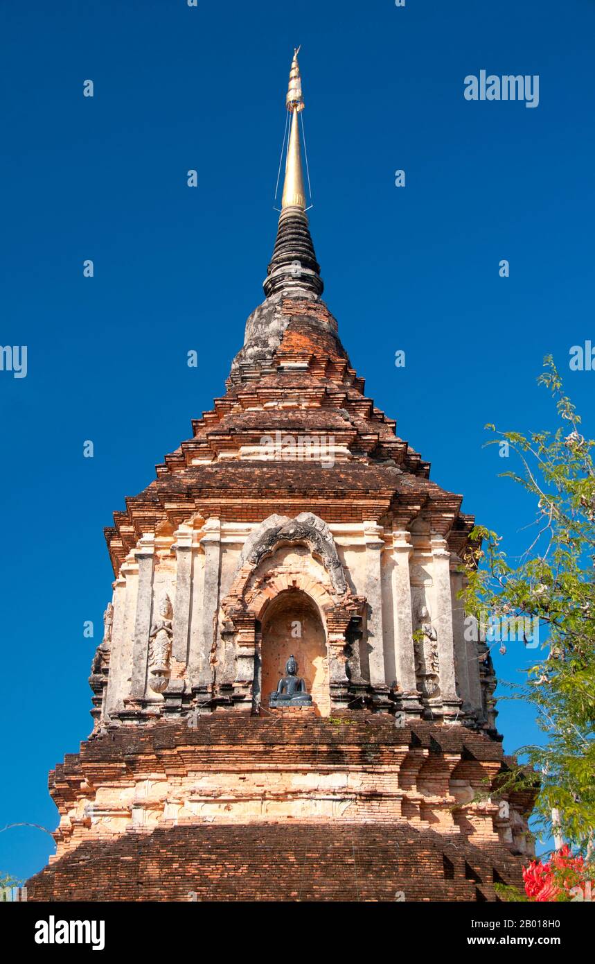 Thailand: Die Chedi aus dem 16th. Jahrhundert im Wat Lok Moli, Chiang Mai. Wat Lok Moli oder ‘„Weltknoten“ wurde vermutlich von König Ku Na, dem König der Mangrai-Dynastie von 6th (1263–1578), gegründet, der zwischen 1367 und 1388 das Königreich Lanna von Chiang Mai aus regierte. Es war wahrscheinlich ein königlicher Tempel, da die Nordseite der Stadt zu der Zeit ein königlicher Bezirk war; sicherlich genoss das Heiligtum eine lange und enge Verbindung mit den Mangrai-Herrschern. Laut einer Mitteilung am südlichen Eingang des Tempels lud König Ku Na eine Gruppe von zehn Mönchen aus Burma ein, nach Lok Moli zu kommen und dort zu leben. Stockfoto