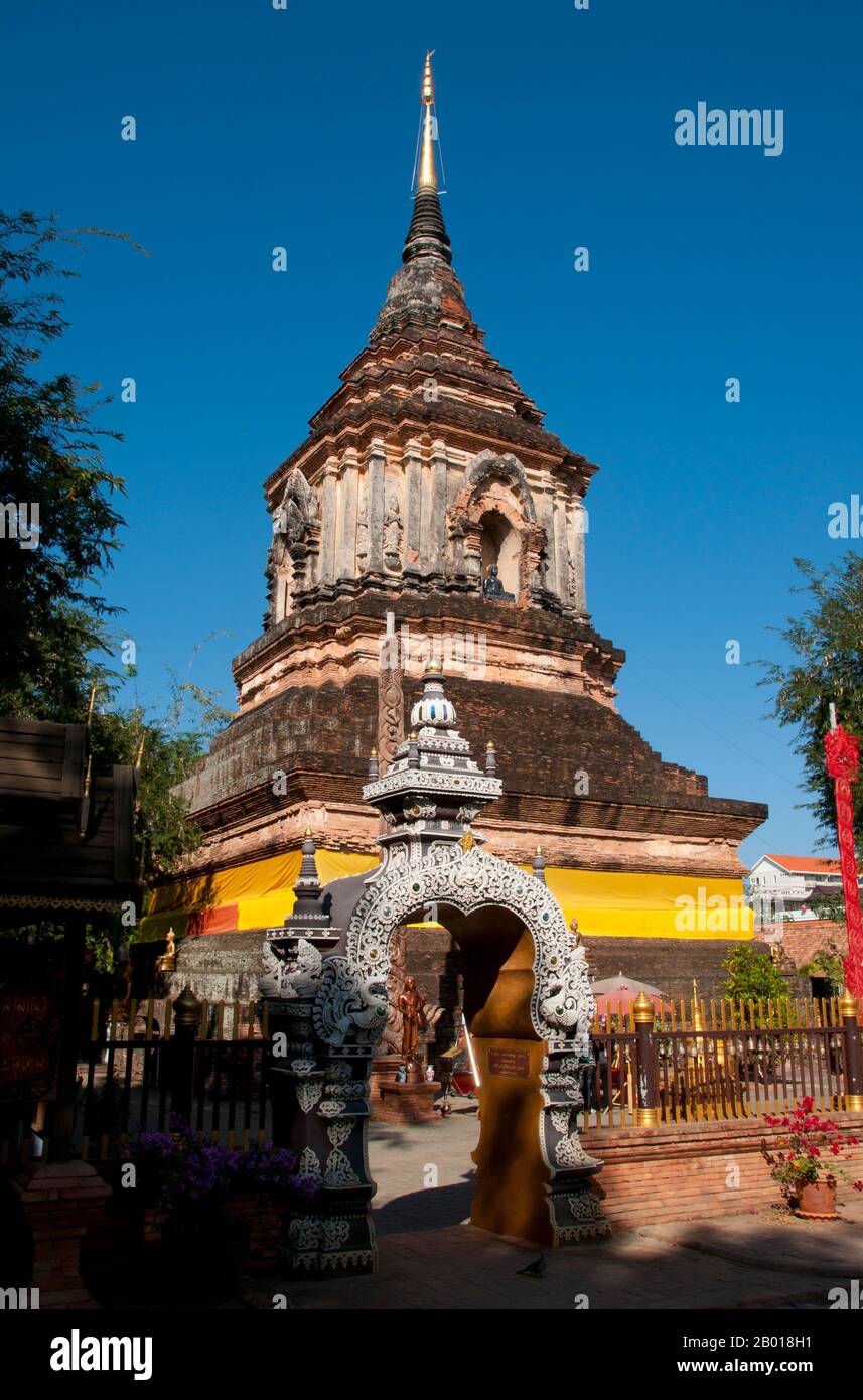Thailand: Die Chedi aus dem 16th. Jahrhundert im Wat Lok Moli, Chiang Mai. Wat Lok Moli oder ‘„Weltknoten“ wurde vermutlich von König Ku Na, dem König der Mangrai-Dynastie von 6th (1263–1578), gegründet, der zwischen 1367 und 1388 das Königreich Lanna von Chiang Mai aus regierte. Es war wahrscheinlich ein königlicher Tempel, da die Nordseite der Stadt zu der Zeit ein königlicher Bezirk war; sicherlich genoss das Heiligtum eine lange und enge Verbindung mit den Mangrai-Herrschern. Laut einer Mitteilung am südlichen Eingang des Tempels lud König Ku Na eine Gruppe von zehn Mönchen aus Burma ein, nach Lok Moli zu kommen und dort zu leben. Stockfoto