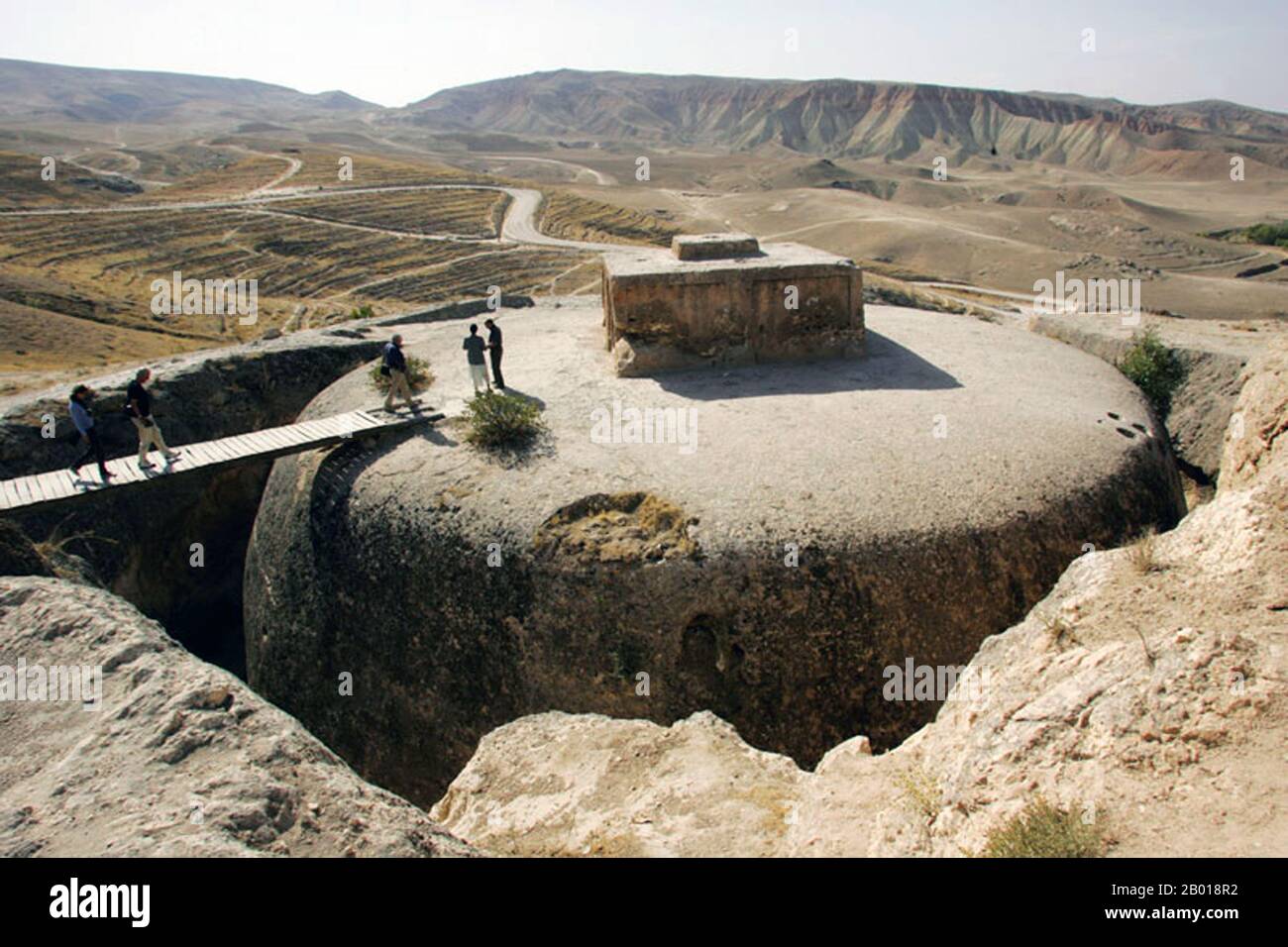 Afghanistan: Riesiger, in Felsen gehauener Chedi in Mes Aynak, Provinz Logar. Mit freundlicher Genehmigung von Délégation Archéologique Française (CC BY-SA 4,0 License). Etwa 30 km von Kabul entfernt, befindet sich das Kloster MEs Aynek, eine Fundgrube buddhistischer Klosterruinen, Statuen und Stupas, die die fruchtbare Rolle Afghanistans bei der Verbreitung des Buddhismus in Zentral- und Ostasien bezeugen. Derzeit wird als Kupfermine ausgegraben, Rettungsgrabungen begannen im Jahr 2009. Die Arbeiten wurden vom Nationalen Institut für Archäologie und der Délégation Archéologique Française en Afghanistan durchgeführt. Stockfoto