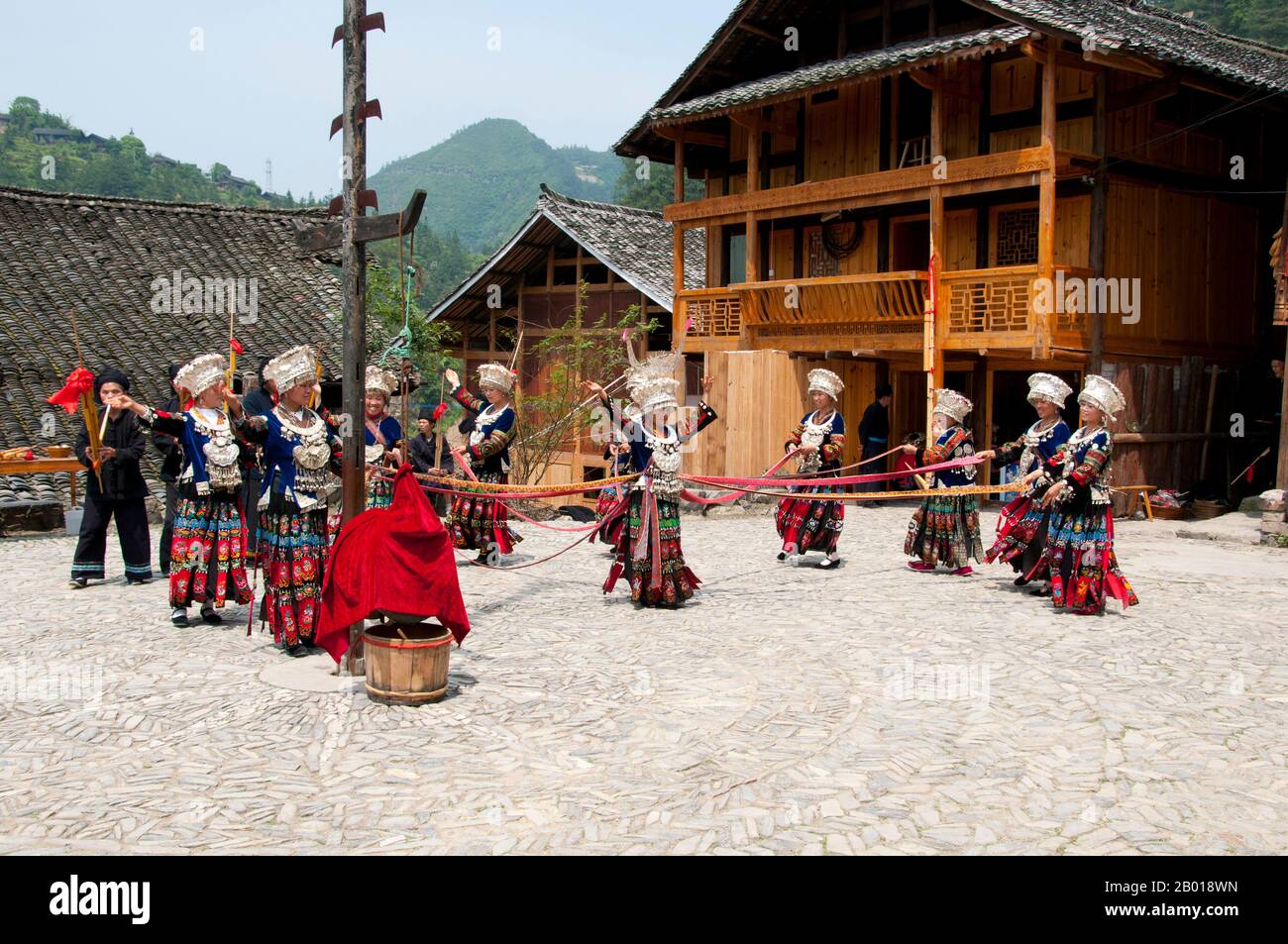 China: Miao-Frauen tanzen im Dorf Langde Shang, südöstlich von Kaili, Provinz Guizhou. Die Miao sind eine sprachlich und kulturell verwandte Gruppe von Menschen, die von der Regierung der Volksrepublik China als eine der 55 offiziellen Minderheitengruppen anerkannt wird. Miao ist ein chinesischer Begriff und spiegelt nicht die Selbstbezeichnungen der Teilgruppen wider, zu denen (mit einigen Schreibvarianten) Hmong, Hmu, A Hmao und Kho (Qho) Xiong gehören. Die Miao leben hauptsächlich in Südchina, in den Provinzen Guizhou, Hunan, Yunnan, Sichuan, Guangxi, Hainan, Guangdong und Hubei. Stockfoto