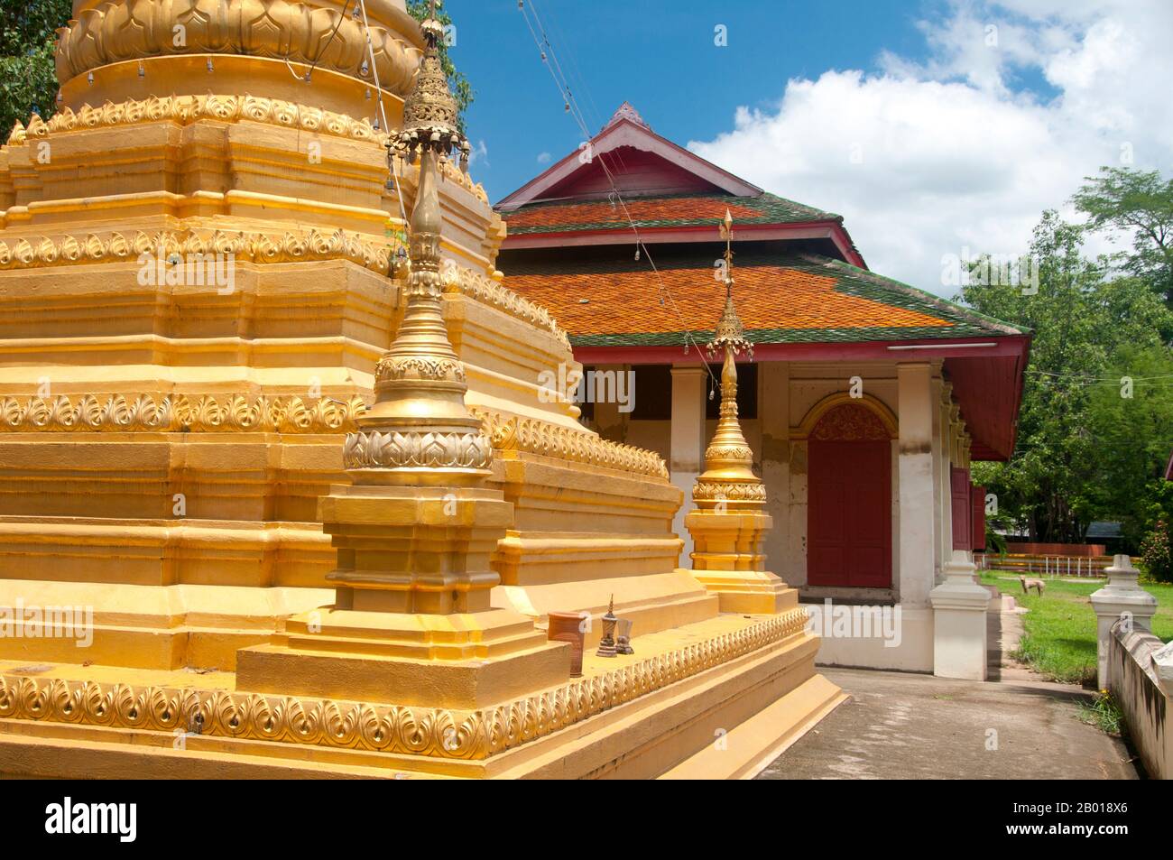 Thailand: Der birmanische Tempel des Wat Sai Mun Myanmar, Chiang Mai. In der südöstlichen Ecke der Altstadt von Chiang Mai steht Wat Myanmar, ein schönes Beispiel für einen birmanischen Tempel aus dem 19.. Jahrhundert, der in Mandalay nicht unrichtig aussehen würde. Dieser Tempel ist hauptsächlich mit der Burman-Tradition im Flachland in der Stadt verbunden, und Bilder der Shwedagon-Pagode und der Sule-Pagode in Yangon (Rangun) schmücken die Wände. Stockfoto