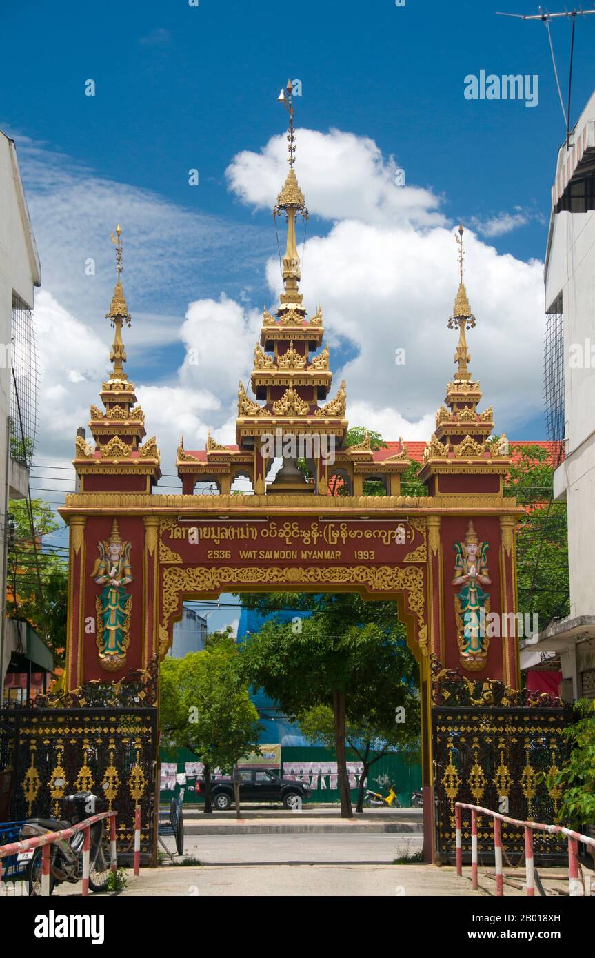Thailand: Eingang zum birmanischen Tempel des Wat Sai Mun Myanmar, Chiang Mai. In der südöstlichen Ecke der Altstadt von Chiang Mai steht Wat Myanmar, ein schönes Beispiel für einen birmanischen Tempel aus dem 19.. Jahrhundert, der in Mandalay nicht unrichtig aussehen würde. Dieser Tempel ist hauptsächlich mit der Burman-Tradition im Flachland in der Stadt verbunden, und Bilder der Shwedagon-Pagode und der Sule-Pagode in Yangon (Rangun) schmücken die Wände. Stockfoto