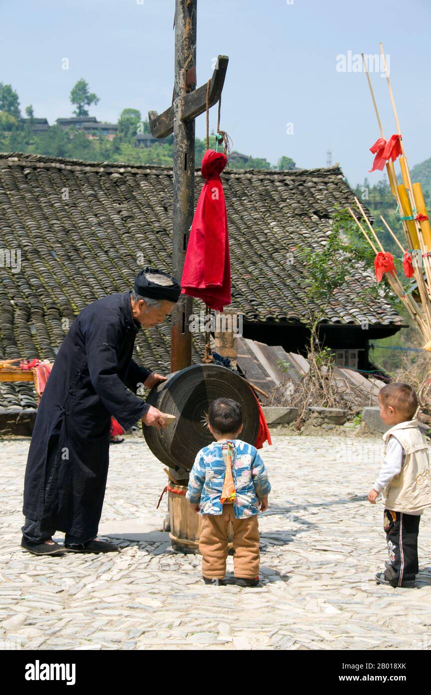 China: Kinder und ältere Menschen im Dorf Langde Shang in Miao, südöstlich von Kaili, Provinz Guizhou. Die Miao sind eine sprachlich und kulturell verwandte Gruppe von Menschen, die von der Regierung der Volksrepublik China als eine der 55 offiziellen Minderheitengruppen anerkannt wird. Miao ist ein chinesischer Begriff und spiegelt nicht die Selbstbezeichnungen der Teilgruppen wider, zu denen (mit einigen Schreibvarianten) Hmong, Hmu, A Hmao und Kho (Qho) Xiong gehören. Die Miao leben hauptsächlich in Südchina, in den Provinzen Guizhou, Hunan, Yunnan, Sichuan, Guangxi, Hainan, Guangdong und Hubei. Stockfoto