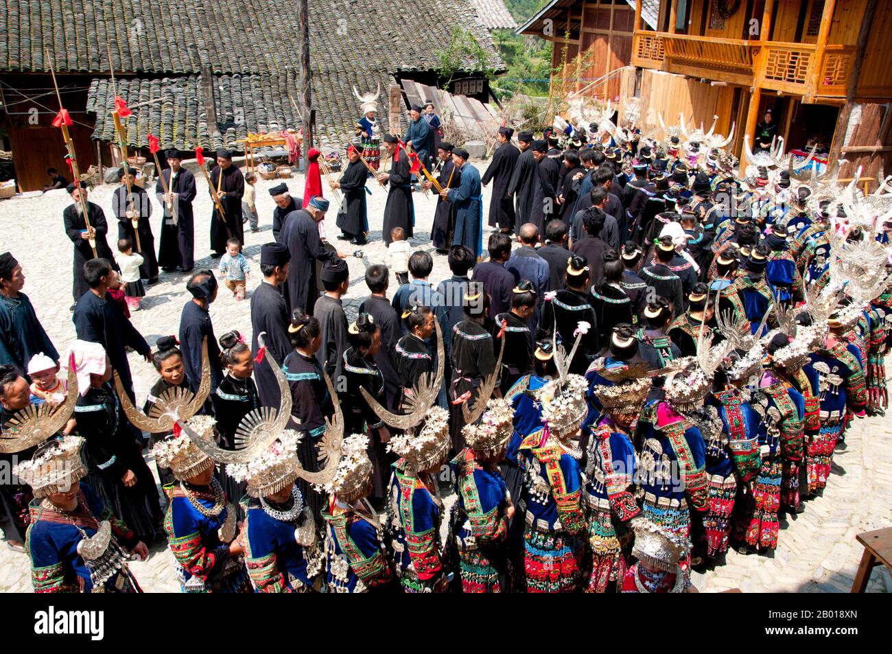 China: Männer und Frauen aus Miao versammeln sich auf dem Stadtplatz, Langde Shang, südöstlich von Kaili, Provinz Guizhou. Die Miao sind eine sprachlich und kulturell verwandte Gruppe von Menschen, die von der Regierung der Volksrepublik China als eine der 55 offiziellen Minderheitengruppen anerkannt wird. Miao ist ein chinesischer Begriff und spiegelt nicht die Selbstbezeichnungen der Teilgruppen wider, zu denen (mit einigen Schreibvarianten) Hmong, Hmu, A Hmao und Kho (Qho) Xiong gehören. Die Miao leben hauptsächlich in Südchina, in den Provinzen Guizhou, Hunan, Yunnan, Sichuan, Guangxi, Hainan, Guangdong und Hubei. Stockfoto