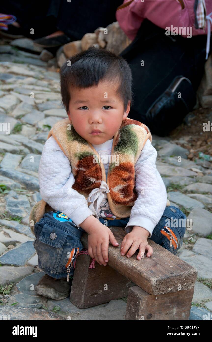 China: Junger Miao-Junge im Dorf Langde Shang, südöstlich von Kaili, Provinz Guizhou. Die Miao sind eine sprachlich und kulturell verwandte Gruppe von Menschen, die von der Regierung der Volksrepublik China als eine der 55 offiziellen Minderheitengruppen anerkannt wird. Miao ist ein chinesischer Begriff und spiegelt nicht die Selbstbezeichnungen der Teilgruppen wider, zu denen (mit einigen Schreibvarianten) Hmong, Hmu, A Hmao und Kho (Qho) Xiong gehören. Die Miao leben hauptsächlich in Südchina, in den Provinzen Guizhou, Hunan, Yunnan, Sichuan, Guangxi, Hainan, Guangdong und Hubei. Stockfoto