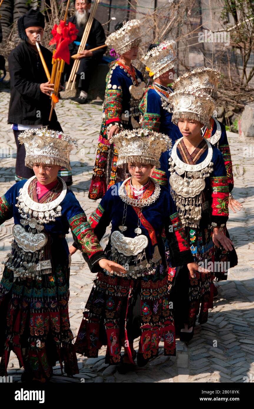 China: Miao-Frauen tanzen im Dorf Langde Shang, südöstlich von Kaili, Provinz Guizhou die Miao sind eine sprachlich und kulturell verwandte Gruppe von Menschen, die von der Regierung der Volksrepublik China als eine der 55 offiziellen Minderheiten anerkannt werden. Miao ist ein chinesischer Begriff und spiegelt nicht die Selbstbezeichnungen der Teilgruppen wider, zu denen (mit einigen Schreibvarianten) Hmong, Hmu, A Hmao und Kho (Qho) Xiong gehören. Die Miao leben hauptsächlich in Südchina, in den Provinzen Guizhou, Hunan, Yunnan, Sichuan, Guangxi, Hainan, Guangdong und Hubei. Stockfoto