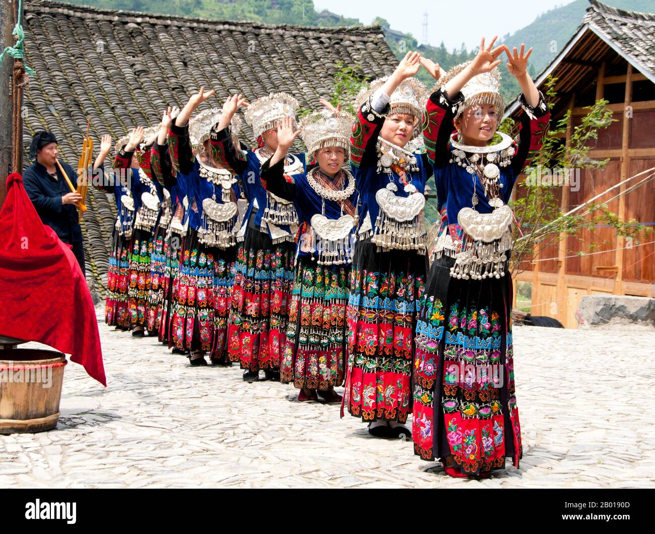 China: Miao-Frauen tanzen im Dorf Langde Shang, südöstlich von Kaili, Provinz Guizhou. Die Miao sind eine sprachlich und kulturell verwandte Gruppe von Menschen, die von der Regierung der Volksrepublik China als eine der 55 offiziellen Minderheitengruppen anerkannt wird. Miao ist ein chinesischer Begriff und spiegelt nicht die Selbstbezeichnungen der Teilgruppen wider, zu denen (mit einigen Schreibvarianten) Hmong, Hmu, A Hmao und Kho (Qho) Xiong gehören. Die Miao leben hauptsächlich in Südchina, in den Provinzen Guizhou, Hunan, Yunnan, Sichuan, Guangxi, Hainan, Guangdong und Hubei. Stockfoto