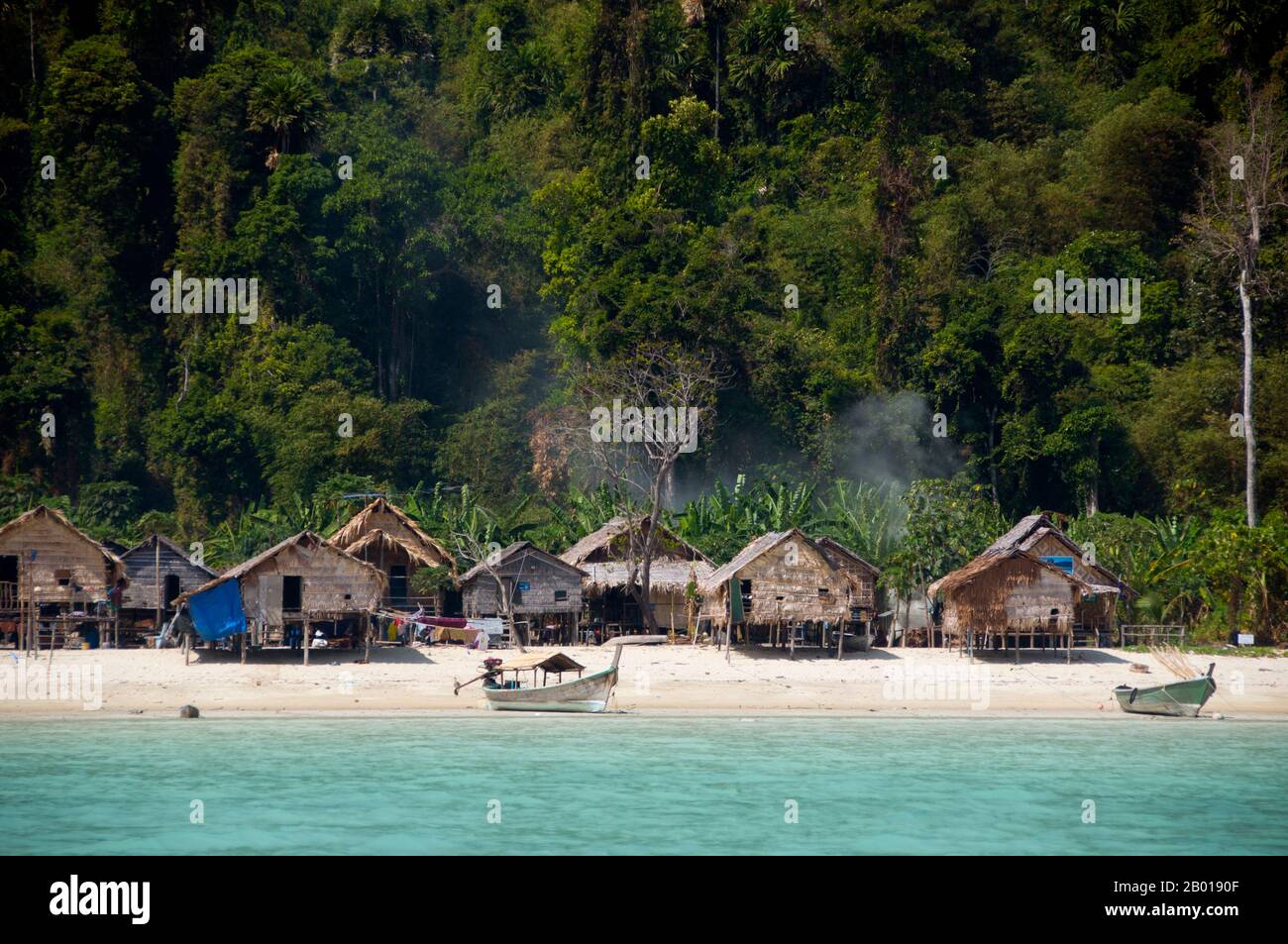 Thailand: Moken (Sea Gypsy) Village, Ko Surin Tai, Surin Islands Marine National Park. Die ‘Sea Gypsies’ oder Moken der Andamanensee, auf Thai als chao thalae oder ‘People of the Sea’ bekannt, sind in drei Gruppen unterteilt. Sie leben zwischen 4.000 und 5.000 Jahren, sie leben nur an der Küste, entweder in Hütten am Ufer oder auf Booten, die die Küstengewässer vom Mergui-Archipel in Burma bis zu den Tarutao-Inseln im Süden Thailands ausfahren. Stockfoto