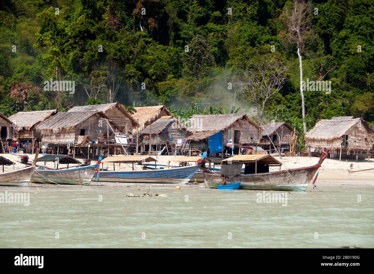 Thailand: Moken (Sea Gypsy) Village, Ko Surin Tai, Surin Islands Marine National Park. Die ‘Sea Gypsies’ oder Moken der Andamanensee, auf Thai als chao thalae oder ‘People of the Sea’ bekannt, sind in drei Gruppen unterteilt. Sie leben zwischen 4.000 und 5.000 Jahren, sie leben nur an der Küste, entweder in Hütten am Ufer oder auf Booten, die die Küstengewässer vom Mergui-Archipel in Burma bis zu den Tarutao-Inseln im Süden Thailands ausfahren. Stockfoto