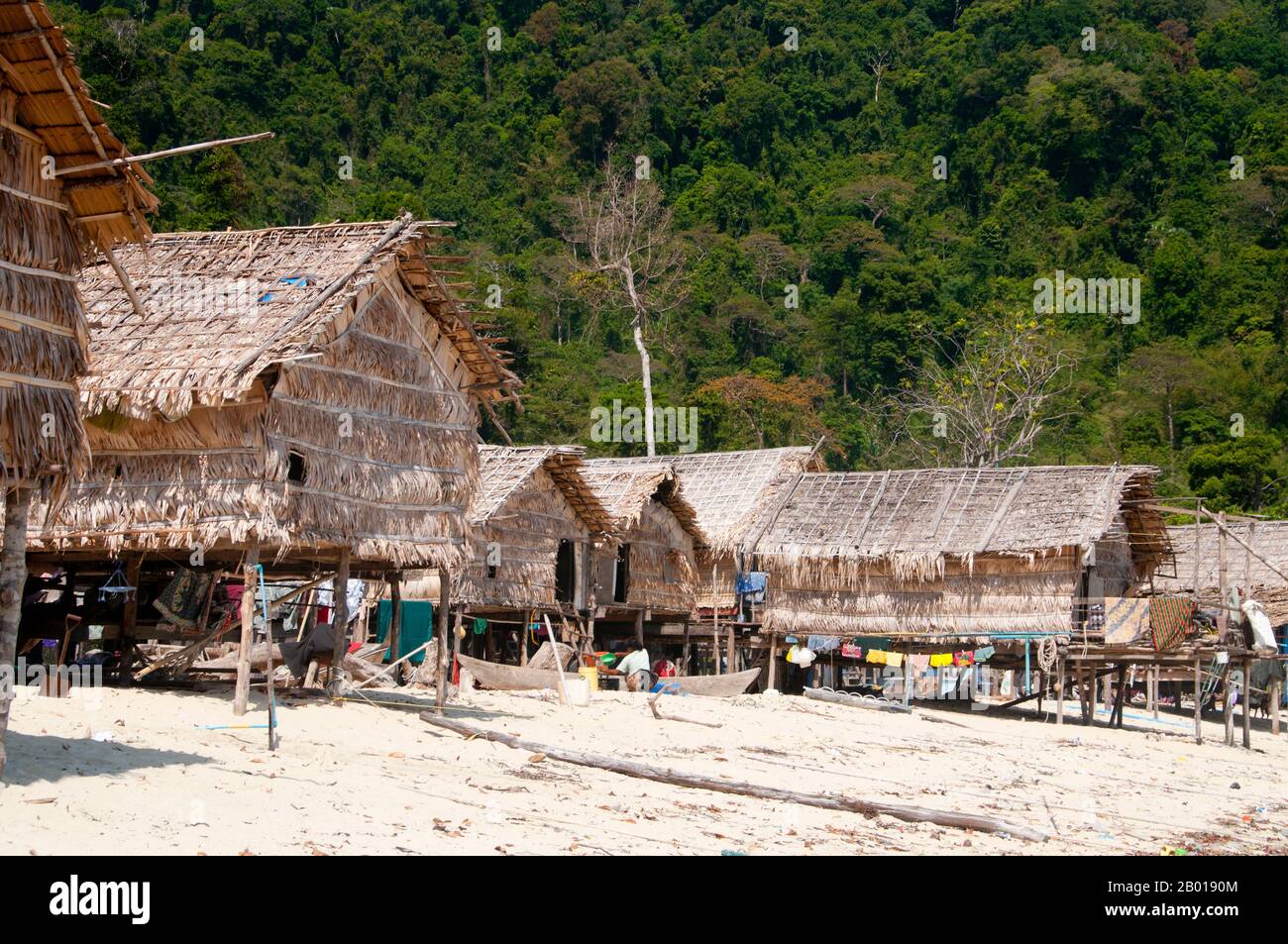 Thailand: Moken (Sea Gypsy) Village, Ko Surin Tai, Surin Islands Marine National Park. Die ‘Sea Gypsies’ oder Moken der Andamanensee, auf Thai als chao thalae oder ‘People of the Sea’ bekannt, sind in drei Gruppen unterteilt. Sie leben zwischen 4.000 und 5.000 Jahren, sie leben nur an der Küste, entweder in Hütten am Ufer oder auf Booten, die die Küstengewässer vom Mergui-Archipel in Burma bis zu den Tarutao-Inseln im Süden Thailands ausfahren. Stockfoto