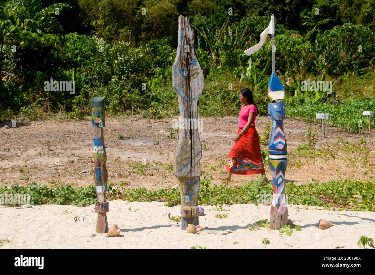 Thailand: Moken (Sea Gypsy) Totems, Moken Village, Ko Surin Tai, Surin Islands Marine National Park die ‘Sea Gypsies’ oder Moken der Andamanensee, auf Thai als chao thalae oder ‘People of the Sea’ bekannt, sind in drei Gruppen unterteilt. Sie leben zwischen 4.000 und 5.000 Jahren, sie leben nur an der Küste, entweder in Hütten am Ufer oder auf Booten, die die Küstengewässer vom Mergui-Archipel in Burma bis zu den Tarutao-Inseln im Süden Thailands ausfahren. Stockfoto