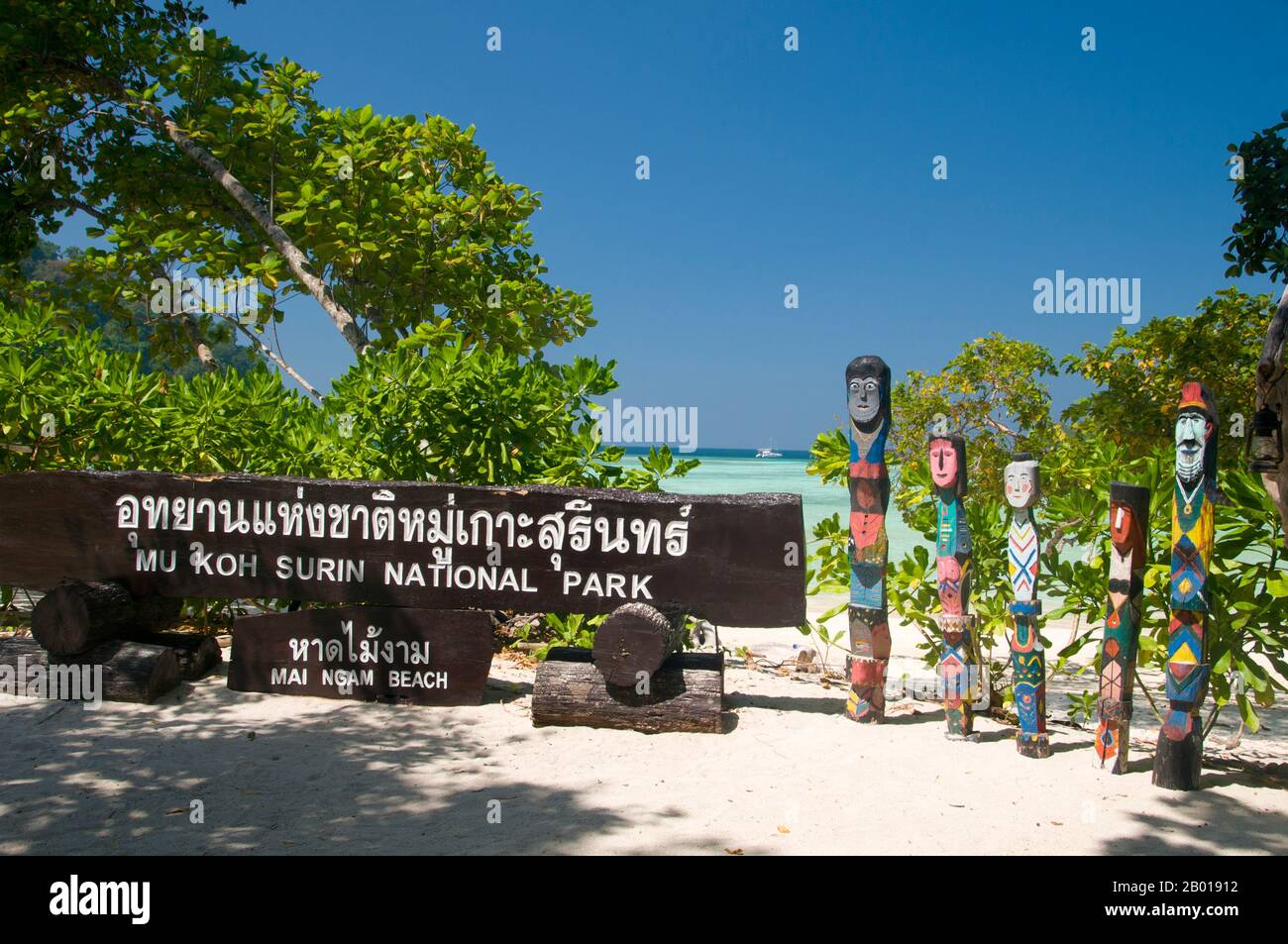 Thailand: Moken (Sea Gipsy) Totems, Ko Surin Nua, Mae Ngam Beach, Surin Islands Marine National Park. Die ‘Sea Gypsies’ oder Moken der Andamanensee, auf Thai als chao thalae oder ‘People of the Sea’ bekannt, sind in drei Gruppen unterteilt. Sie leben zwischen 4.000 und 5.000 Jahren, sie leben nur an der Küste, entweder in Hütten am Ufer oder auf Booten, die die Küstengewässer vom Mergui-Archipel in Burma bis zu den Tarutao-Inseln im Süden Thailands ausfahren. Stockfoto