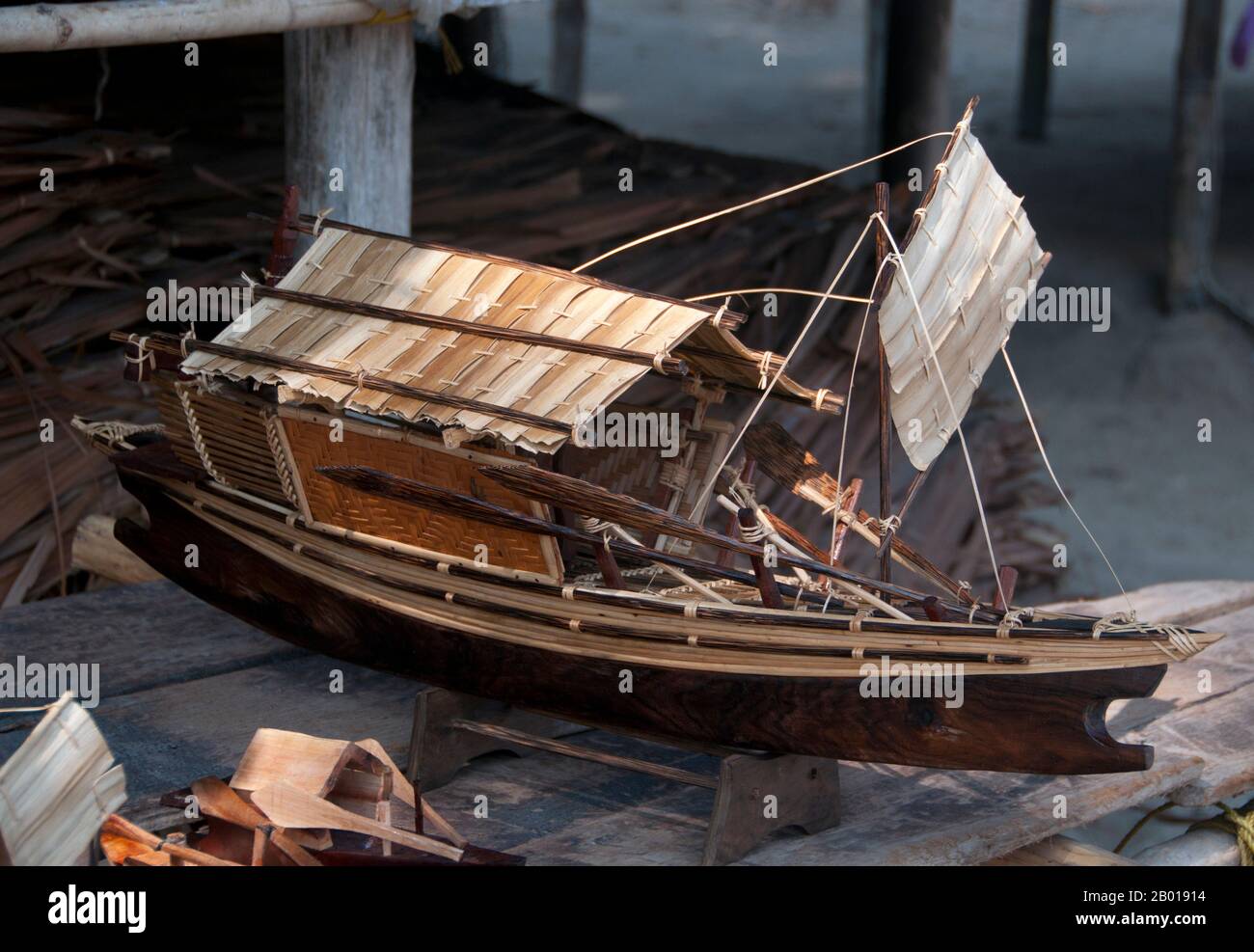 Thailand: Ein Modell eines traditionellen Moken (Sea Gypsy) Bootes, Moken Village, Ko Surin Tai, Surin Islands Marine National Park. Die ‘Sea Gypsies’ oder Moken der Andamanensee, auf Thai als chao thalae oder ‘People of the Sea’ bekannt, sind in drei Gruppen unterteilt. Sie leben zwischen 4.000 und 5.000 Jahren, sie leben nur an der Küste, entweder in Hütten am Ufer oder auf Booten, die die Küstengewässer vom Mergui-Archipel in Burma bis zu den Tarutao-Inseln im Süden Thailands ausfahren. Stockfoto
