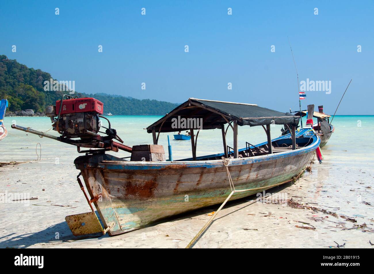 Thailand: Fähre, Moken (Sea Gypsy) Village, Ko Surin Tai, Surin Islands Marine National Park. Die ‘Sea Gypsies’ oder Moken der Andamanensee, auf Thai als chao thalae oder ‘People of the Sea’ bekannt, sind in drei Gruppen unterteilt. Sie leben zwischen 4.000 und 5.000 Jahren, sie leben nur an der Küste, entweder in Hütten am Ufer oder auf Booten, die die Küstengewässer vom Mergui-Archipel in Burma bis zu den Tarutao-Inseln im Süden Thailands ausfahren. Stockfoto