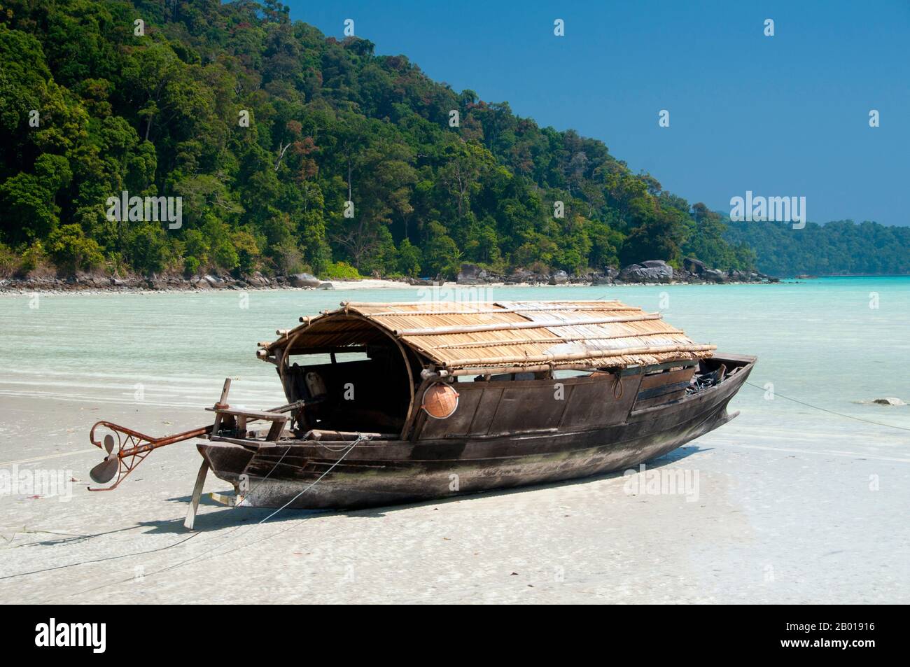 Thailand: Ein traditionelles Moken (Sea Gypsy) Boot, Moken Village, Ko Surin Tai, Surin Islands Marine National Park. Die ‘Sea Gypsies’ oder Moken der Andamanensee, auf Thai als chao thalae oder ‘People of the Sea’ bekannt, sind in drei Gruppen unterteilt. Sie leben zwischen 4.000 und 5.000 Jahren, sie leben nur an der Küste, entweder in Hütten am Ufer oder auf Booten, die die Küstengewässer vom Mergui-Archipel in Burma bis zu den Tarutao-Inseln im Süden Thailands ausfahren. Stockfoto
