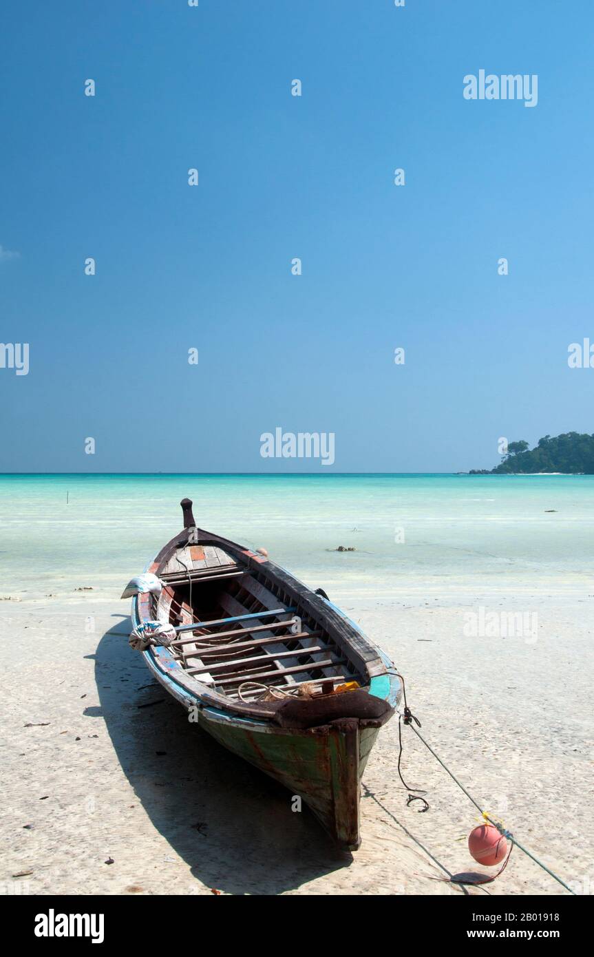 Thailand: Fischerboot, Moken (Sea Gypsy) Village, Ko Surin Tai, Surin Islands Marine National Park. Die ‘Sea Gypsies’ oder Moken der Andamanensee, auf Thai als chao thalae oder ‘People of the Sea’ bekannt, sind in drei Gruppen unterteilt. Sie leben zwischen 4.000 und 5.000 Jahren, sie leben nur an der Küste, entweder in Hütten am Ufer oder auf Booten, die die Küstengewässer vom Mergui-Archipel in Burma bis zu den Tarutao-Inseln im Süden Thailands ausfahren. Stockfoto