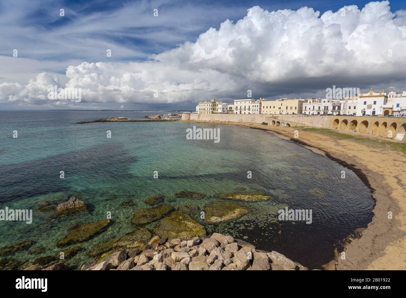 Der Strand des historischen Zentrums von Gallipoli, Apulien, Süditalien. Stockfoto