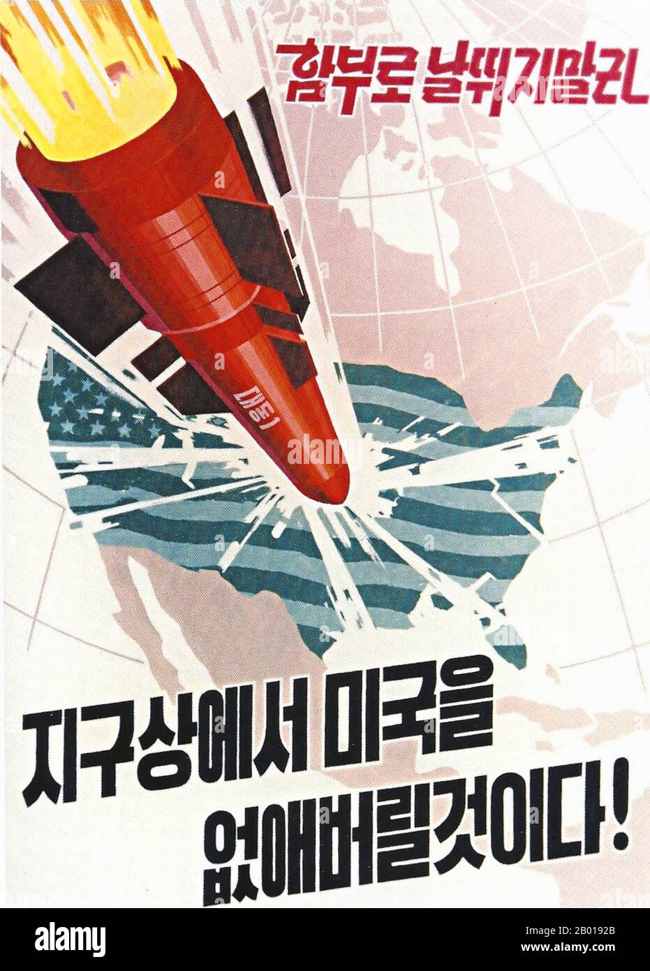 Korea: Nordkoreanisches (DVRK) Propagandaplakat zeigt eine nukleare Rakete, die in die kontinentalen Vereinigten Staaten abstürzt, c. 1950s. Sozialistischer Realismus ist ein Stil realistischer Kunst, der sich unter dem Sozialismus in der Sowjetunion entwickelte und in anderen kommunistischen Ländern zu einem dominanten Stil wurde. Der sozialistische Realismus ist ein teleologisch orientierter Stil, der die Förderung der Ziele des Sozialismus und Kommunismus zum Ziel hat. Obwohl verwandt, sollte sie nicht mit dem sozialen Realismus verwechselt werden, einer Art Kunst, die Themen sozialer Belang realistisch darstellt. Stockfoto