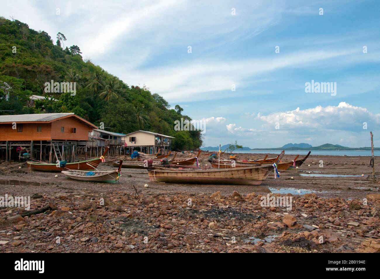 Thailand: Boote im Dorf Urak Lawoi (Sea Gipsy) von Sang Kha Ou (Sanga-U), Ko Lanta. Die ‘Sea Gypsies’ oder Moken der Andamanensee, auf Thai als chao thalae oder ‘People of the Sea’ bekannt, sind in drei Gruppen unterteilt. Sie leben zwischen 4.000 und 5.000 Jahren, sie leben nur an der Küste, entweder in Hütten am Ufer oder auf Booten, die die Küstengewässer vom Mergui-Archipel in Burma bis zu den Tarutao-Inseln im Süden Thailands ausfahren. Die größte Sea Gipsy Gruppe sind die Urak Lawoi, die rund 3.000 zählt. Stockfoto