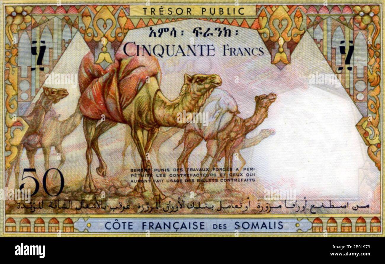 Dschibuti: Eine Banknote von 50 Franken für die Côte Française des Somalis (Französische Somali-Küste), die 1952, 25 Jahre vor der Unabhängigkeit, ausgegeben wurde (Rückseite). Die Rückseite zeigt eine Kamelherde, umgeben von Arabesken, mit einer Warnung in Französisch und Arabisch, dass Fälscher lebenslang mit Zwangsarbeit bestraft werden. Dschibuti ist ein winziges Land an der Ostküste Afrikas, das an Somalia, Äthiopien und Eritrea grenzt. Es liegt gegenüber dem Golf von Aden im Jemen, und zusammen bilden sie das Tor zum Roten Meer. Dschibuti war also jahrhundertelang ein wichtiger Handelshafen. Stockfoto