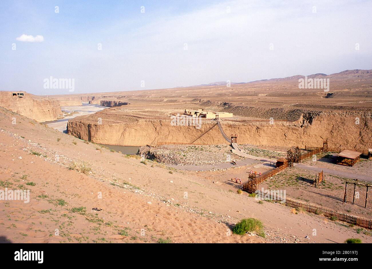 China: Die Schlucht des Flusses Taolai und das chinesische Militärlager-Museum, das das Ende der Ming-Mauer in der Nähe der Festung Jiayuguan markiert. Jiayuguan, der ‘erste und größte Pass unter dem Himmel’, wurde 1372 auf Befehl von Zhu Yuanzhang, dem ersten Ming-Kaiser (1368-1398), fertiggestellt, um das Ende der Ming-Mauer zu markieren. Es waren auch die Grenzen der chinesischen Zivilisation und die Anfänge der äußeren ‘barbarischen’ Länder. Jahrhundertelang war die Festung nicht nur von strategischer Bedeutung für Han-Chinesen, sondern auch von kultureller Bedeutung. Dies war der letzte zivilisierte Ort vor der äußeren Dunkelheit. Stockfoto