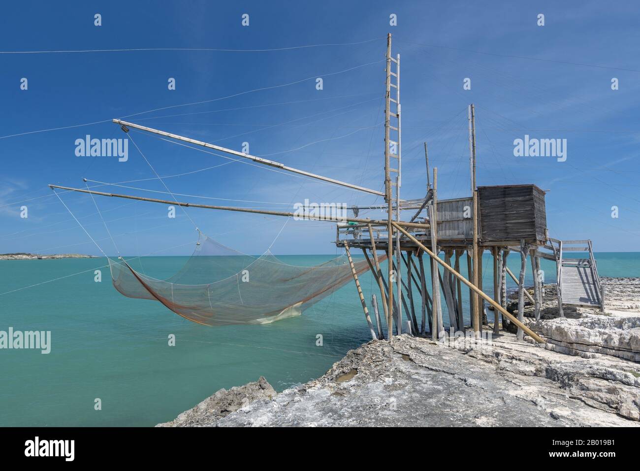 Typische traditionelle Fischtrabucco am Strand von Vieste entlang der Adria in Apulien, Italien. Stockfoto