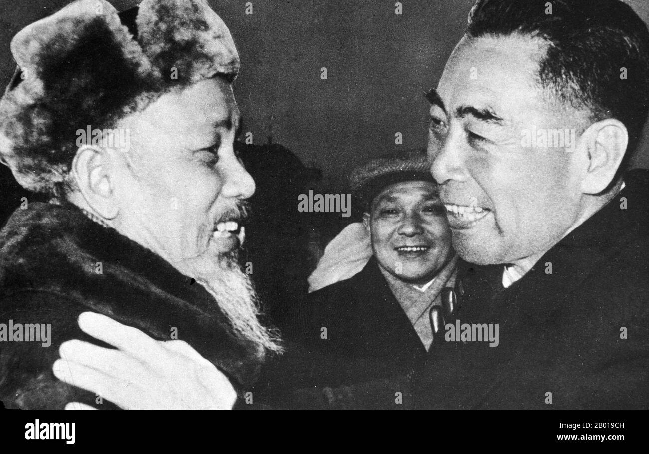 Vietnam: Ho Chi Minh (19. Mai 1890 - 3. September 1969) mit Chinas Premierminister Zhou Enlai, Deng Xiaoping im Hintergrund, c. 1965. Hồ Chí Minh, geboren als Nguyễn Sinh Cung und auch bekannt als Nguyễn Ái Quốc, war ein vietnamesischer revolutionärer Führer, der Premierminister (1946-1955) und Präsident (1945-1969) der Demokratischen Republik Vietnam (Nordvietnam) war. Er gründete die Demokratische Republik Vietnam und leitete die Viet Cong während des Vietnamkrieges bis zu seinem Tod. Stockfoto