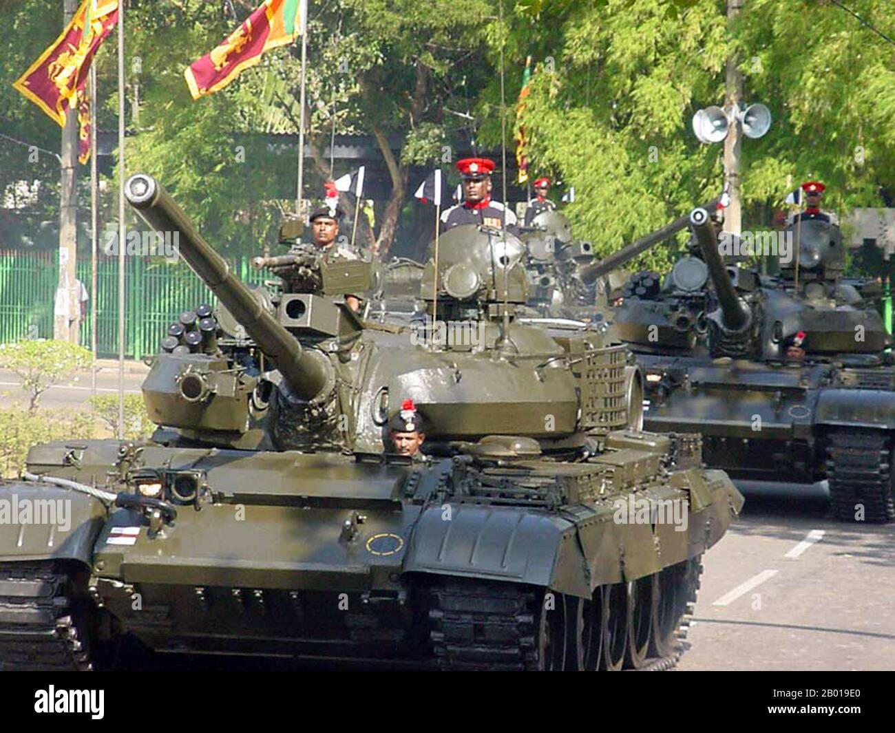 Sri Lanka: Sri Lanka Army T55 Panzer während einer Siegesparade in Colombo, 2009. Foto des Verteidigungsministeriums von Sri Lanka (CC BY-SA 3,0 Lizenz). Der Bürgerkrieg in Sri Lanka war ein Konflikt, der auf der Insel Sri Lanka ausgetragen wurde. Ab dem 23. Juni 1983 kam es zu einem ständigen Aufstand der Befreiungstiger von Tamil Eelam (LTTE, auch bekannt als Tamil Tigers und andere wenige Rebellengruppen) gegen die Regierung, Eine separatistische militante Organisation, die im Norden und Osten der Insel für die Schaffung eines unabhängigen tamilischen Staates namens Tamil Eelam kämpfte. Stockfoto