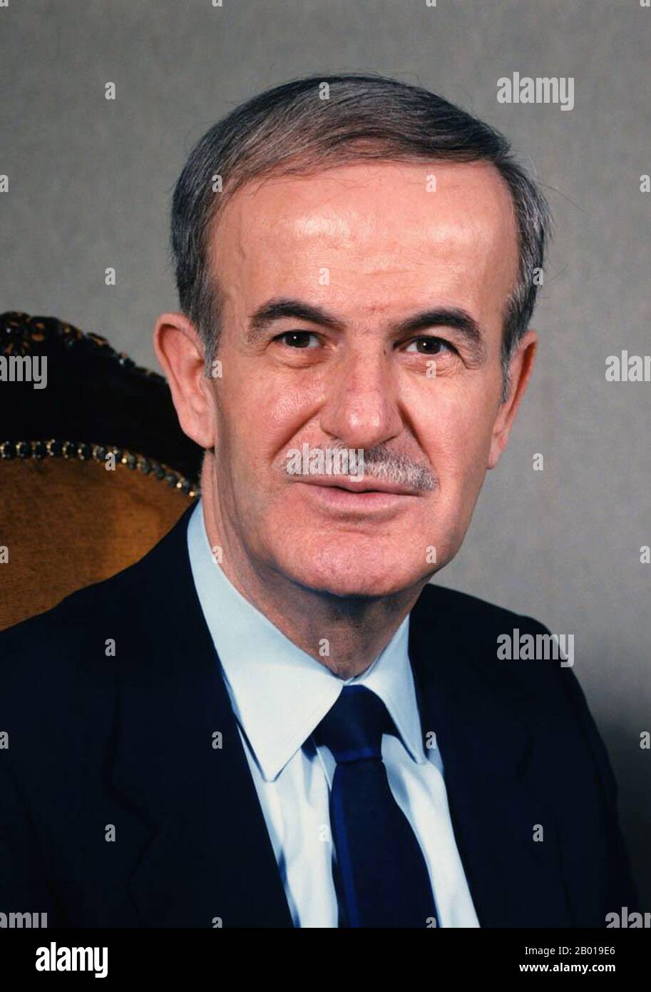 Syrien: Hafez al-Assad (6. Oktober 1930 - 10. Juni 2000), Präsident von Syrien (r. 1971-2000). Offizielles Porträt, c. 1987. Hafez al-Assad war drei Jahrzehnte lang Präsident Syriens. Assads Herrschaft wurde für die Festigung der Macht der Zentralregierung nach Jahrzehnten von Staatsstreichs und Gegenputschen gepriesen. Er zog auch Kritik an der Unterdrückung seines eigenen Volkes an, insbesondere an der Anordnung des Hama-Massakers von 1982, das von einer arabischen Regierung als die tödlichste Tat gegen das eigene Volk im modernen Nahen Osten beschrieben wurde. Sein Sohn Baschar al-Assad folgte ihm 2000 nach. Stockfoto