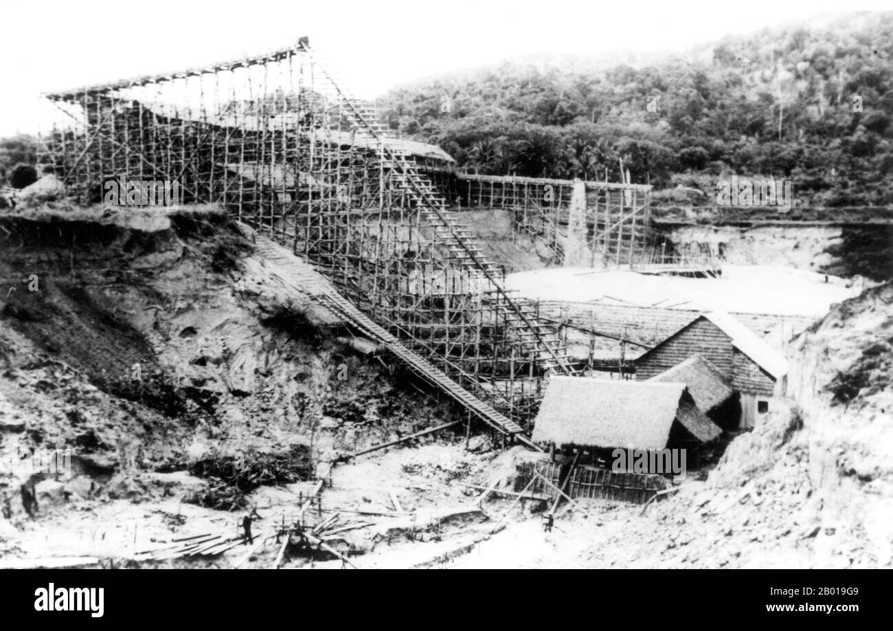 Thailand: Zinnbergbau auf der Insel Phuket bei 'Muang Chik', 1957. Phuket, früher bekannt als Talang und, in westlichen Quellen, Junk Ceylon (eine Korruption der malaiischen Tanjung Salang, d.h. 'Cape Salang'), ist eine der südlichen Provinzen (changwat) von Thailand. Benachbarte Provinzen sind (von Norden im Uhrzeigersinn) Phang Nga und Krabi, aber da Phuket eine Insel ist, gibt es keine Landgrenzen. Phuket, etwa so groß wie Singapur, ist Thailands größte Insel. Die Insel ist durch zwei Brücken mit dem thailändischen Festland verbunden. Es liegt vor der Westküste in der Andamanensee. Stockfoto