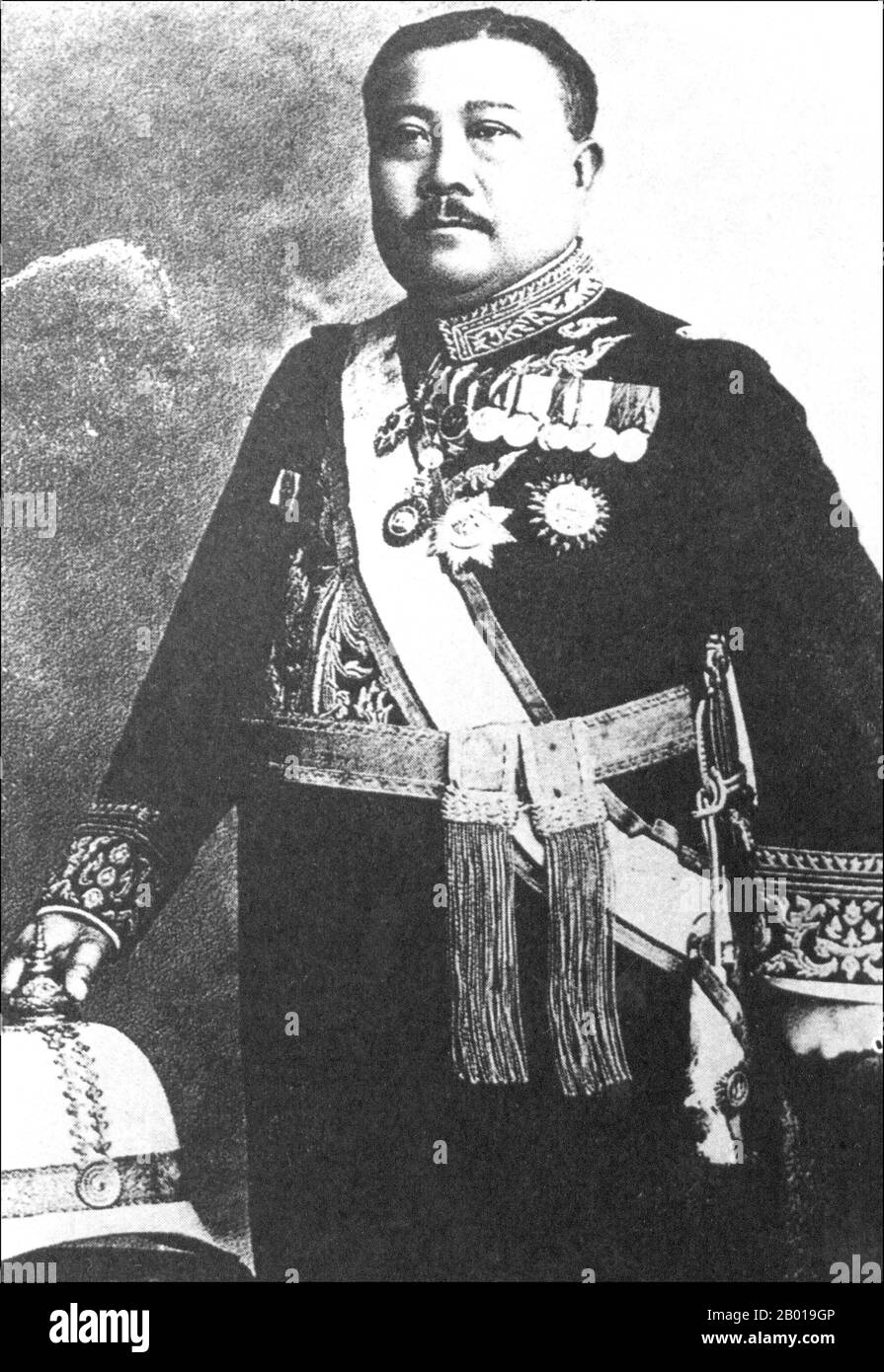 Thailand: Phraya Ratsadanupradit Mahison Phakdi (1857-1916), geboren Khaw SIM Bee, Gouverneur von Phuket (r. 1902-1916), c. 1902-1916. Khaw SIM Bee, auch bekannt als Phraya Ratsadanupradit Mahison Phakdi, war von 1902 bis zu seinem Tod im Jahr 1916 Gouverneur von Phuket. Es wird angenommen, dass er der erste Mann war, der den Gummibaum nach Thailand brachte. Phuket, früher bekannt als Talang und, in westlichen Quellen, Junk Ceylon (eine Korruption der malaiischen Tanjung Salang, d.h. 'Cape Salang'), ist eine der südlichen Provinzen (changwat) von Thailand. Nachbarprovinzen sind (von Norden im Uhrzeigersinn) Phang Nga und Krabi Stockfoto