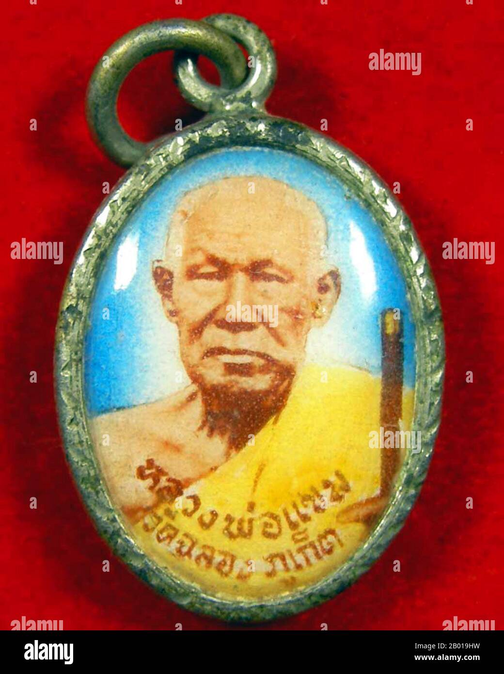 Thailand: Ein Amulett von Luang Pho Chaem, dem ehrwürdigen Mönch von Wat Chalong, Phuket. Wat Chalong im Chalong Distrikt von Phuket wird von zwei hochehrwürdigen Mönchen, Luang Pho Chaem und Luang Pho Chuang, die für ihre Arbeit in der Kräutermedizin und die Pflege von Kranken berühmt waren, verführt. Während des Aufstands der Zinnminenarbeiter in Phuket im Jahr 1876 mobilisierten sie auf beiden Seiten Hilfe für die Verletzten. Sie vermittelten auch in der Rebellion und brachten die Kriegsparteien zusammen, um ihren Streit zu lösen. Statuen, die sie ehren, stehen in der Predigthalle (Viharn) des Wat Chalong. Stockfoto