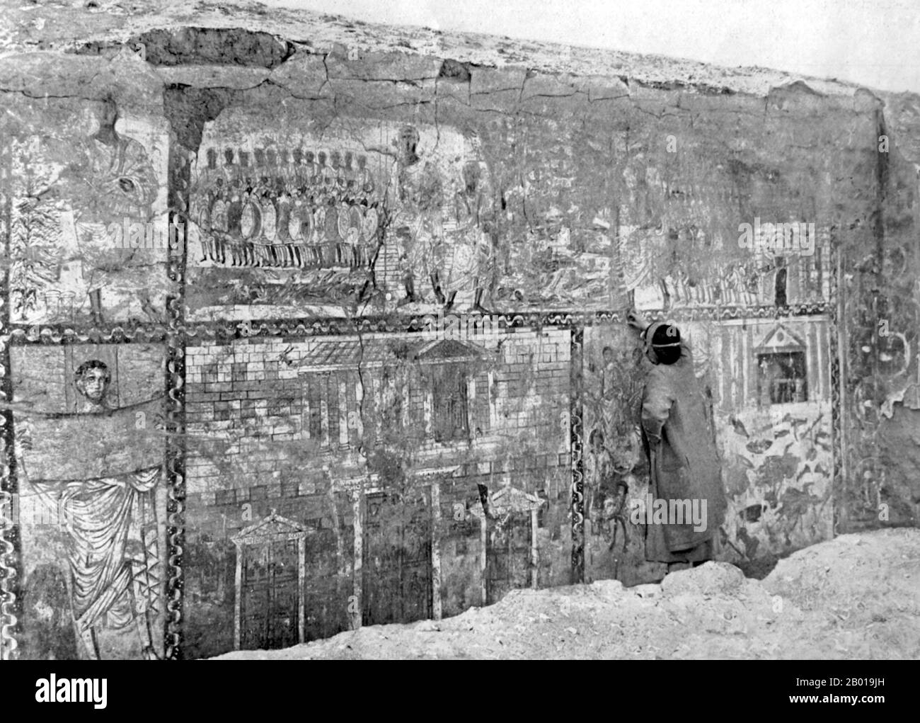 Syrien: Die Westwand der Synagoge von Dura Europos kurz nach ihrer Entdeckung im Jahr 1932, am 29. Juli 1933. Die Dura Europos Synagoge ist eine alte Synagoge, die 1932 in Dura-Europos, Syrien, entdeckt wurde. Die letzte Bauphase wurde durch eine aramäische Inschrift auf 244 u.Z. datiert, was sie zu einer der ältesten Synagogen der Welt macht. Es ist einzigartig unter den vielen alten Synagogen, die aus archäologischen Ausgrabungen entstanden sind, da es praktisch intakt erhalten wurde, und es verfügt über umfangreiche figurative Wandmalereien. Diese Fresken sind nun im Nationalmuseum von Damaskus ausgestellt. Stockfoto