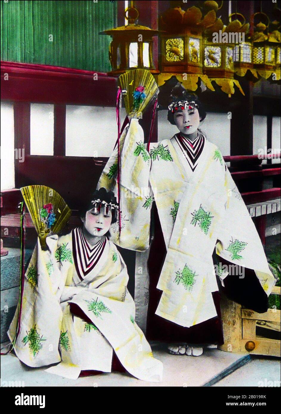 Japan: Weibliche Tempeldienerinnen in aufwendigen Kimonos. Foto von T. Enami (1859-1929), c. 1900. T. Enami (Enami Nobukuni) war der Handelsname eines berühmten Meiji-Fotografen. Der T. seines Handelsnamens soll für Toshi gestanden haben, obwohl er ihn nie auf einem persönlichen oder geschäftlichen Dokument geschrieben hat. Geboren in Edo (heute Tokio) während der Bakumatsu-Ära, war Enami zuerst Schüler und dann Assistent des bekannten Fotografen und Umgangssprache, Ogawa Kazumasa. Enami zog nach Yokohama und eröffnete 1892 ein Studio in der Benten-dōri (Benten Street). Stockfoto