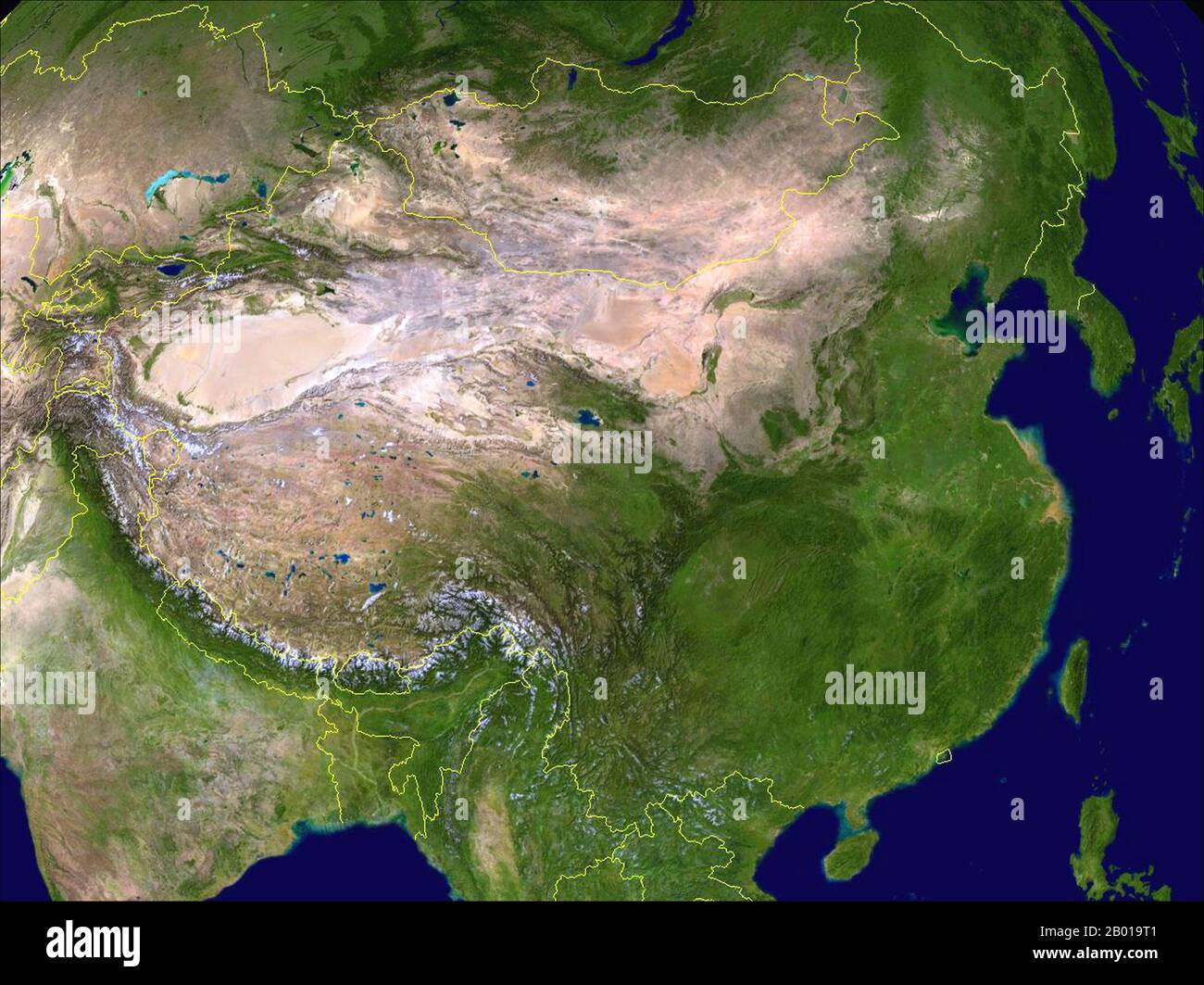 China: Composite-Satellitenbild von China, erstellt von der NASA und mit gelben Überlagerungen zeitgenössischer Grenzen, 30. März 2009. China reicht von Hochebenen und Bergen im Westen bis zu niedrigeren Ländern im Osten. Die wichtigsten Flüsse fließen von Westen nach Osten, einschließlich des Yangtze (zentral), des Gelben Flusses (Huang He, Nord-zentral) und des Amur (nordöstlich), und manchmal in Richtung Süden (einschließlich des Pearl River, Mekong (Fluss) und Brahmaputra), wobei die meisten chinesischen Flüsse in den Pazifischen Ozean münden. Stockfoto