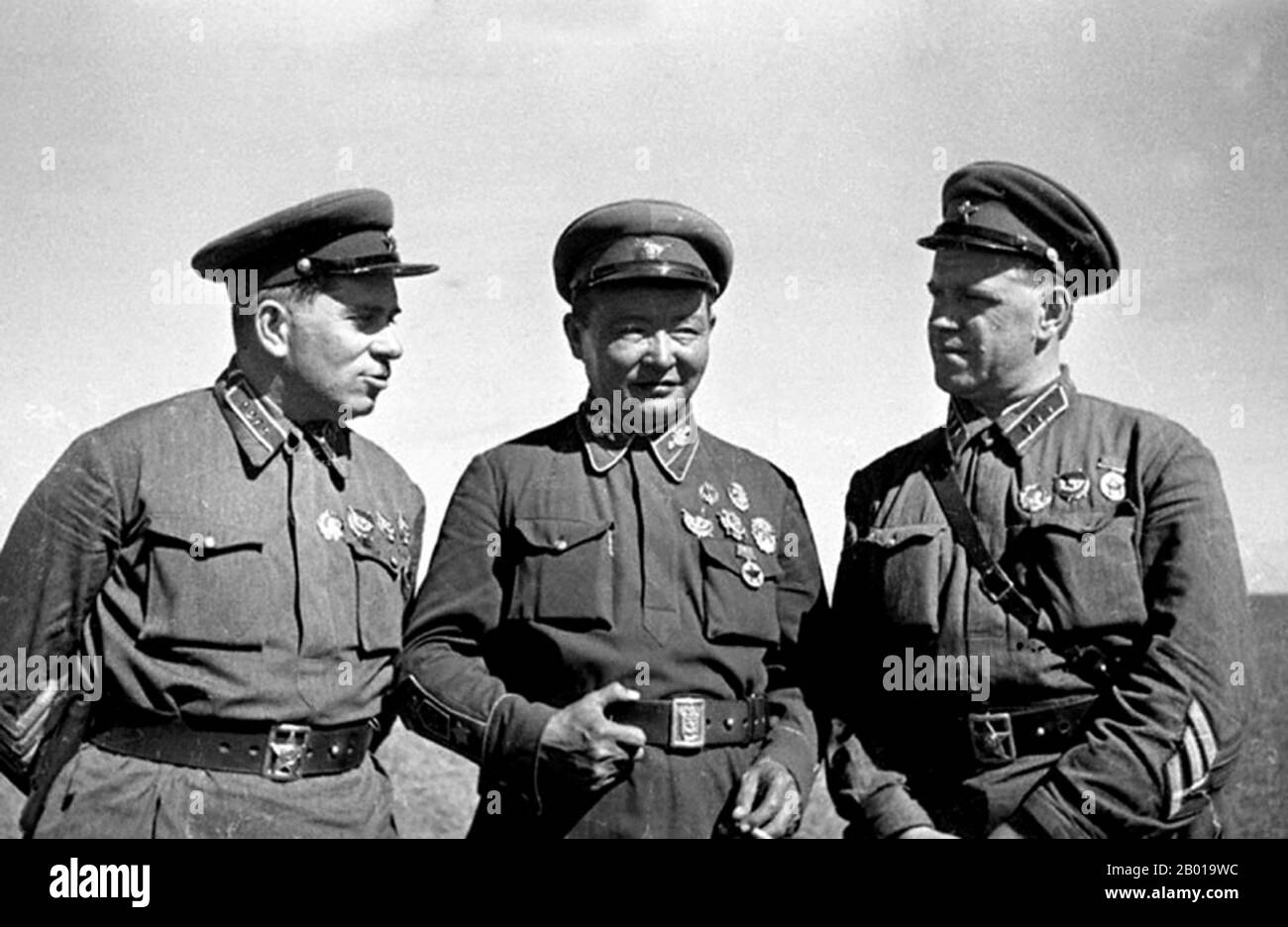 Mongolei: Oberst Grigori Schtern (links) Marschall Khorloogiin Choibalsan (Mitte), General Georgy Schukow (rechts), Sieger von Khalkhin Gol. Foto von Pavel Troshkin (1909-1944), 1939. Die Schlachten von Khalkhin Gol waren die entscheidenden Kämpfe des nicht deklarierten sowjetisch-japanischen Grenzkrieges, der 1939 zwischen der Sowjetunion, der Mongolei und Japan geführt wurde. Sie wurden nach dem Fluss Khalkhin Gol benannt, der durch das Schlachtfeld fließt. In Japan wird die entscheidende Schlacht des Konflikts nach einem nahegelegenen Dorf als Nomonhan-Vorfall (Nomonhan Jiken) bezeichnet und war eine totale Niederlage für ihre Armee. Stockfoto