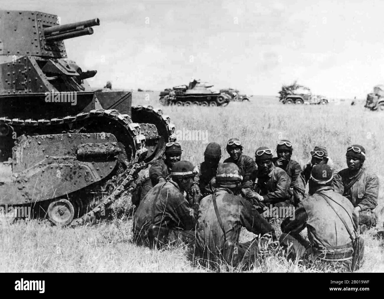 Mongolei: Japanische Besatzung eines Typ 89 'Yi-Go' Panzers, die in Khalkhin Gol taging, 1939. Die Schlachten von Khalkhin Gol waren die entscheidenden Kämpfe des nicht deklarierten sowjetisch-japanischen Grenzkrieges, der 1939 zwischen der Sowjetunion, der Mongolei und Japan geführt wurde. Sie wurden nach dem Fluss Khalkhin Gol benannt, der durch das Schlachtfeld fließt. In Japan wird die entscheidende Schlacht des Konflikts nach einem nahegelegenen Dorf als Nomonhan-Vorfall (Nomonhan Jiken) bezeichnet und war eine totale Niederlage für ihre Armee. Stockfoto